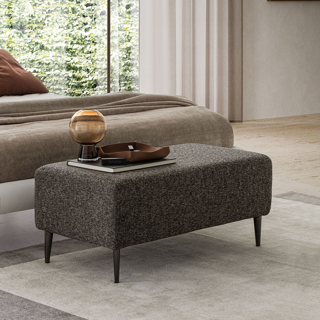 Pouf-panca versatile Panca pouf versatile utilizzata ai piedi del letto come punto di appoggio