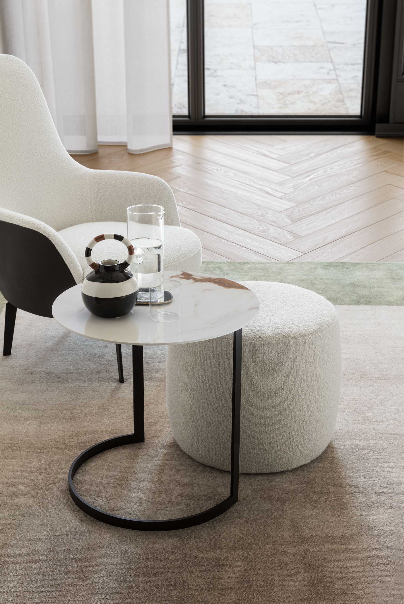 Tavolino da caffè con piano in gres chiaro calacatta con pouf incastrato nella sua struttura