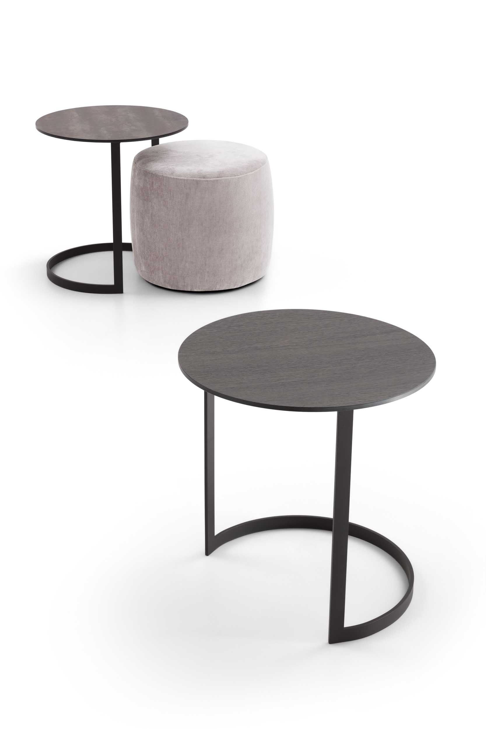 Tavolino rotondo da caffè con base semicircolare e piano in rovere grigio