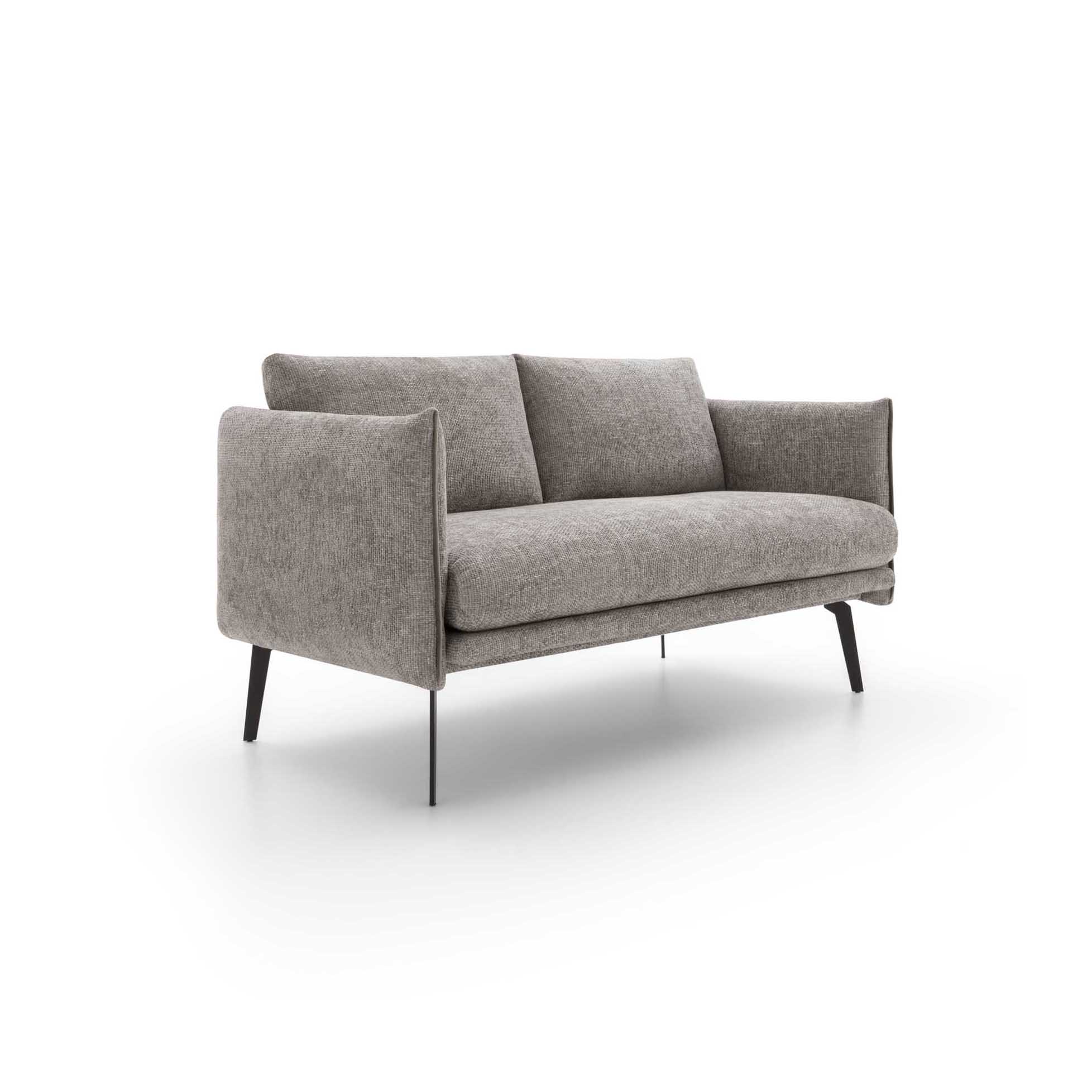 Loveseat imbottito grigio con piedini slanciati