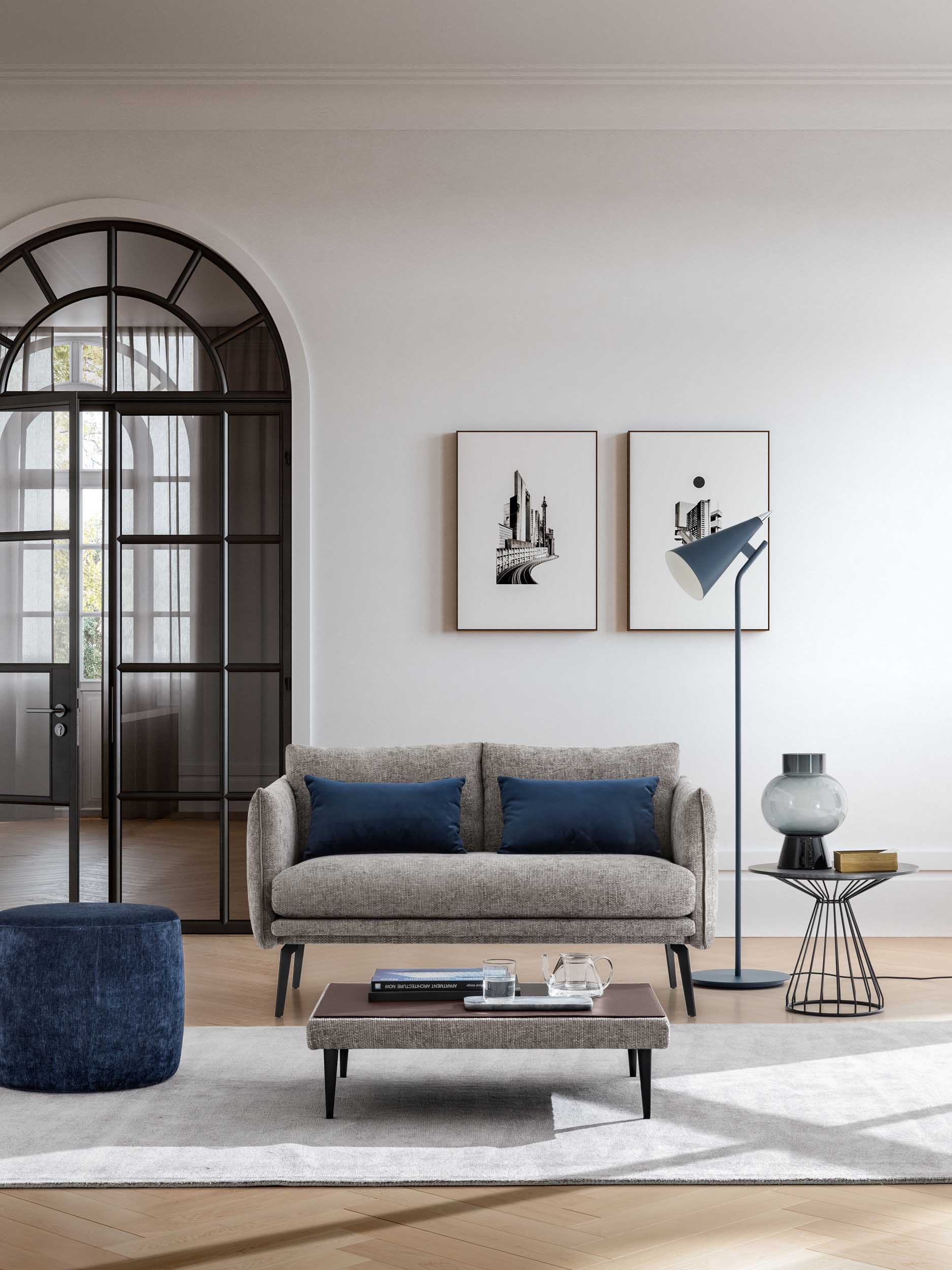 Divanetto grigio chiaro a due posti con cuscini blu notte