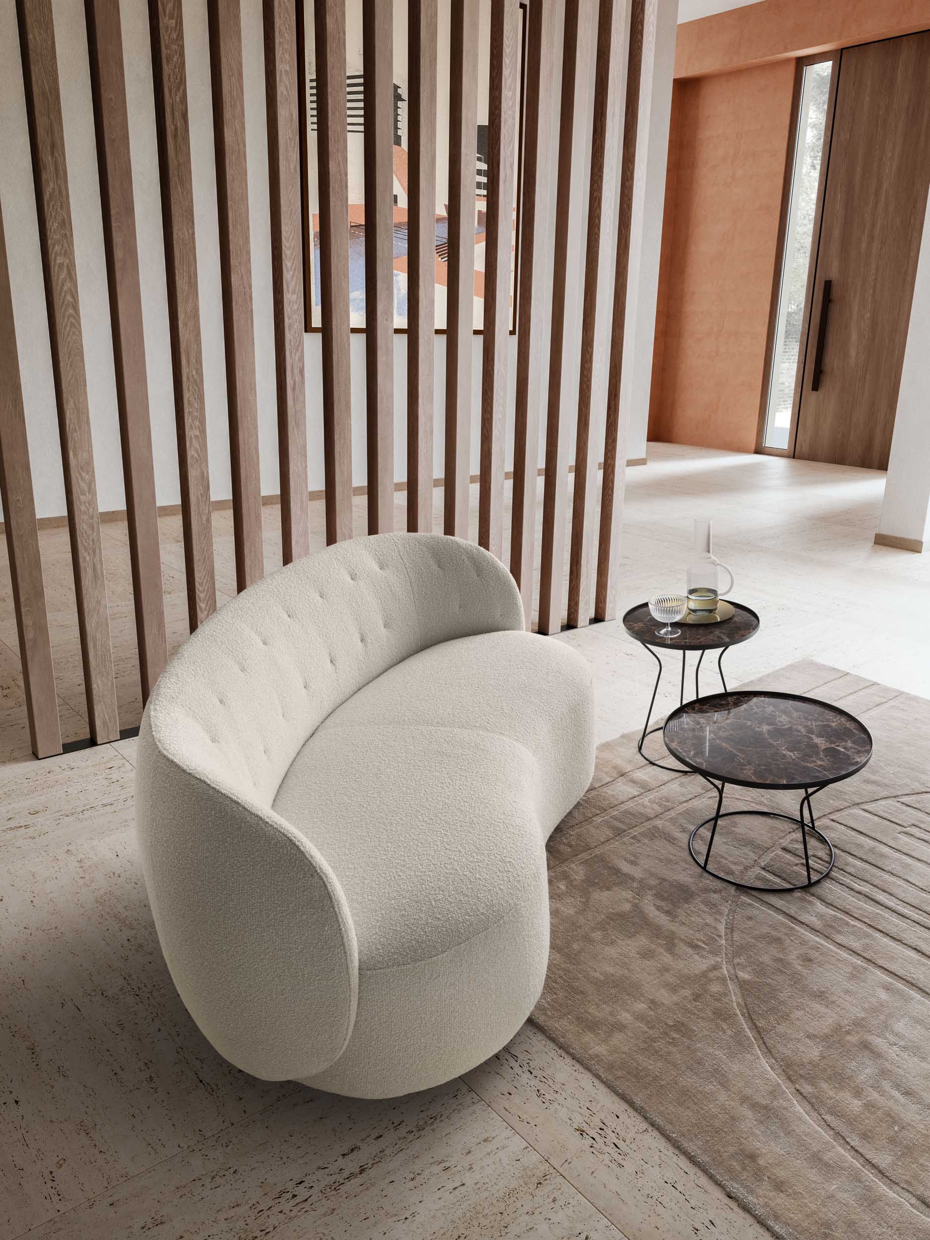 Seduta di un loveseat curvilineo moderno in ambiente dai colori caldi