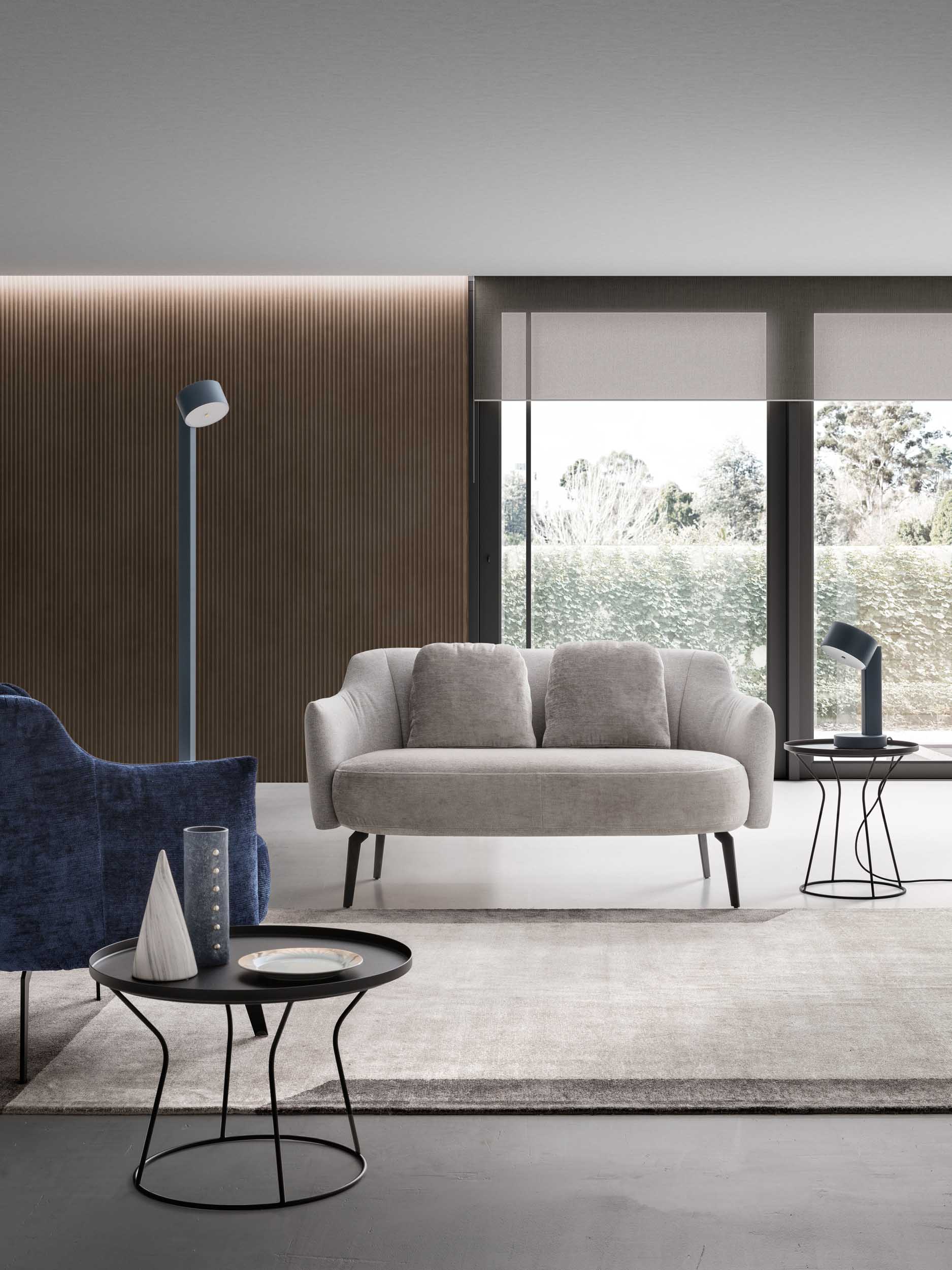 Loveseat a due posti dai colori chiari su un tappeto geometrico