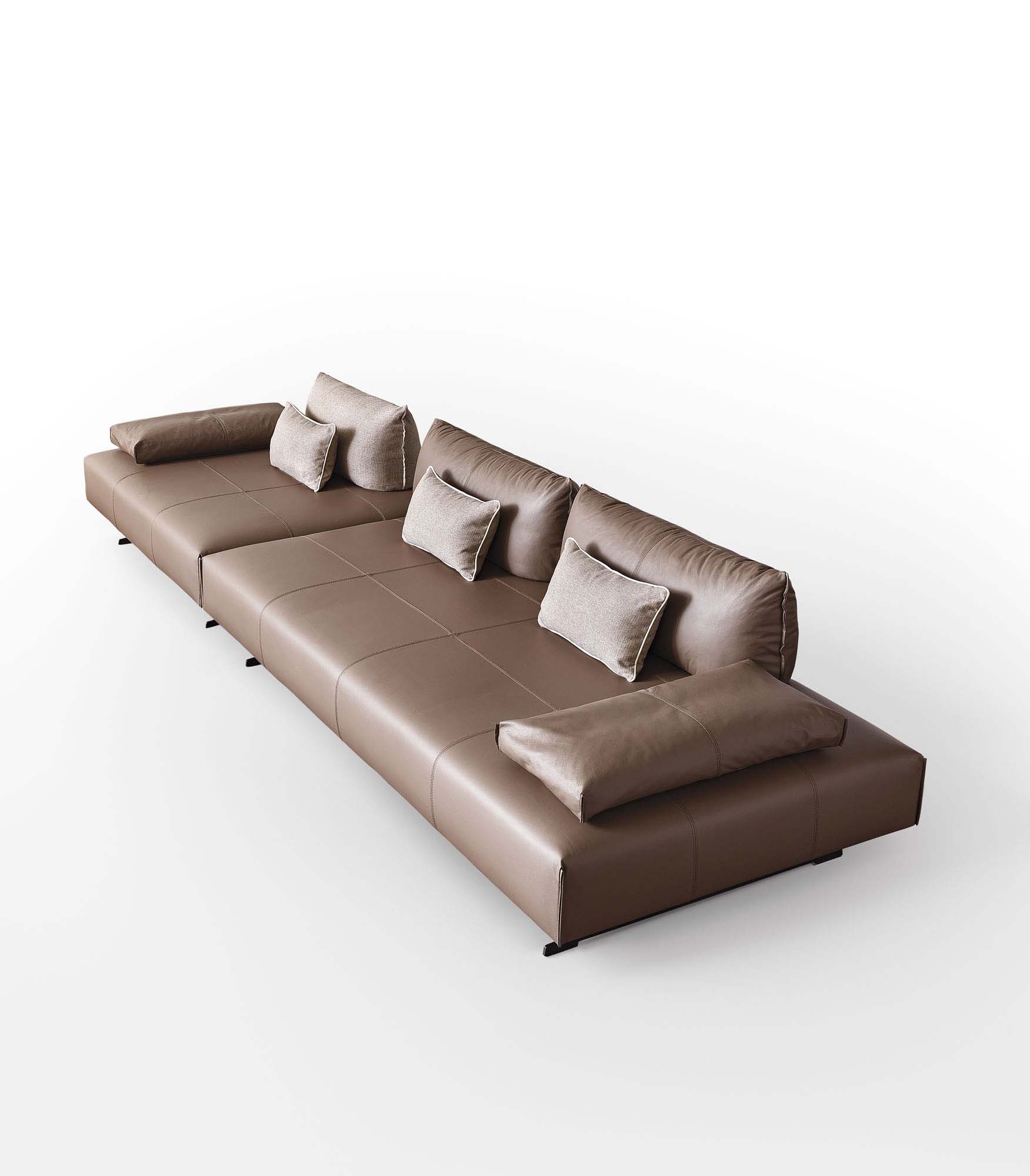 Divano in pelle con braccioli, piedini moderni e schienali di design