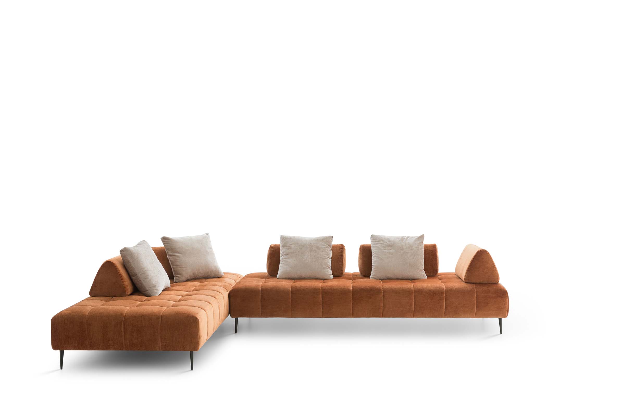 Divano modulare con piedini alti. Forma a L con schienali traslabili di design, cuscini e rivestimento in texil arancione