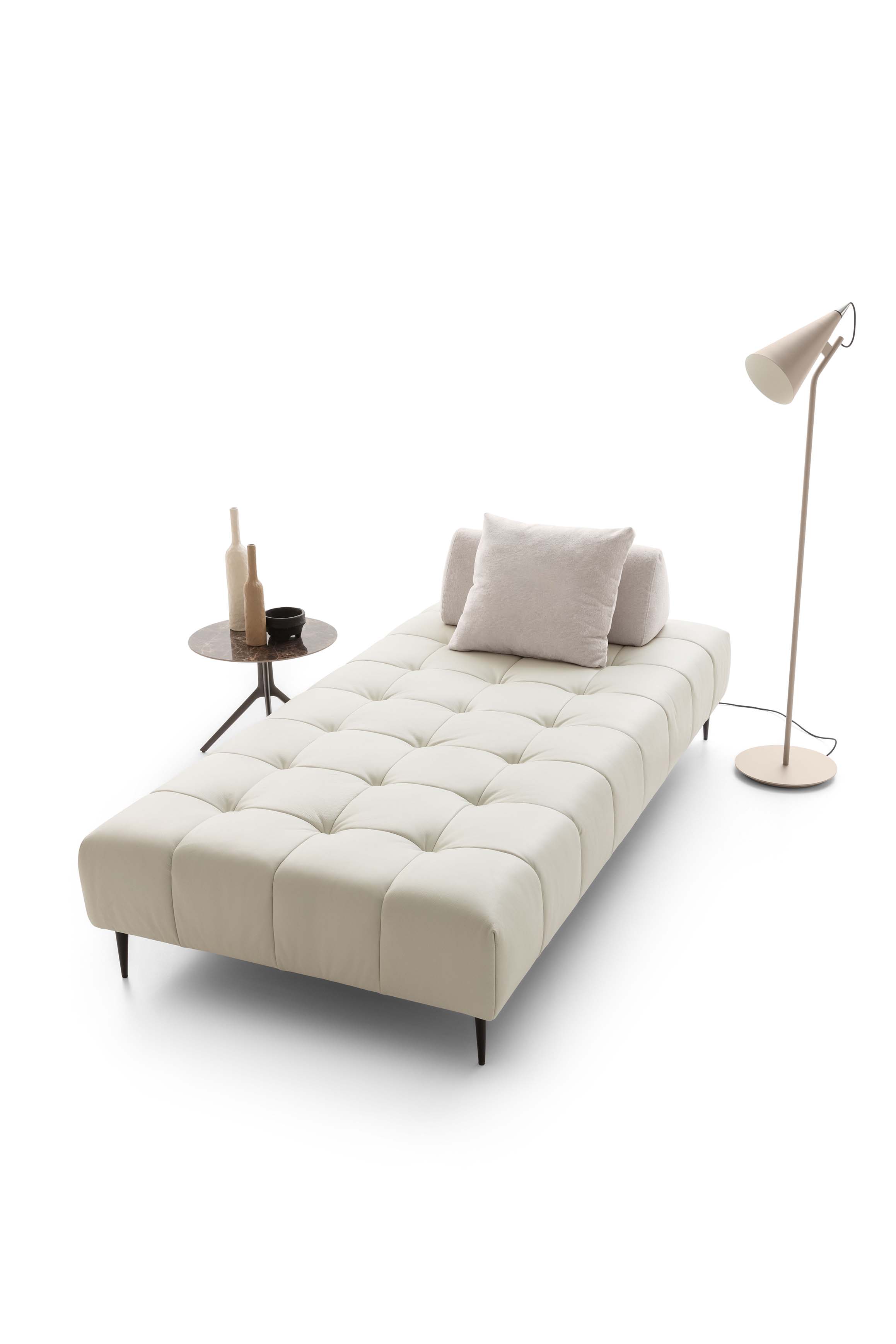 Chaise longue singola del divano Bowie in pelle bianca con uno schienale e un cuscino.