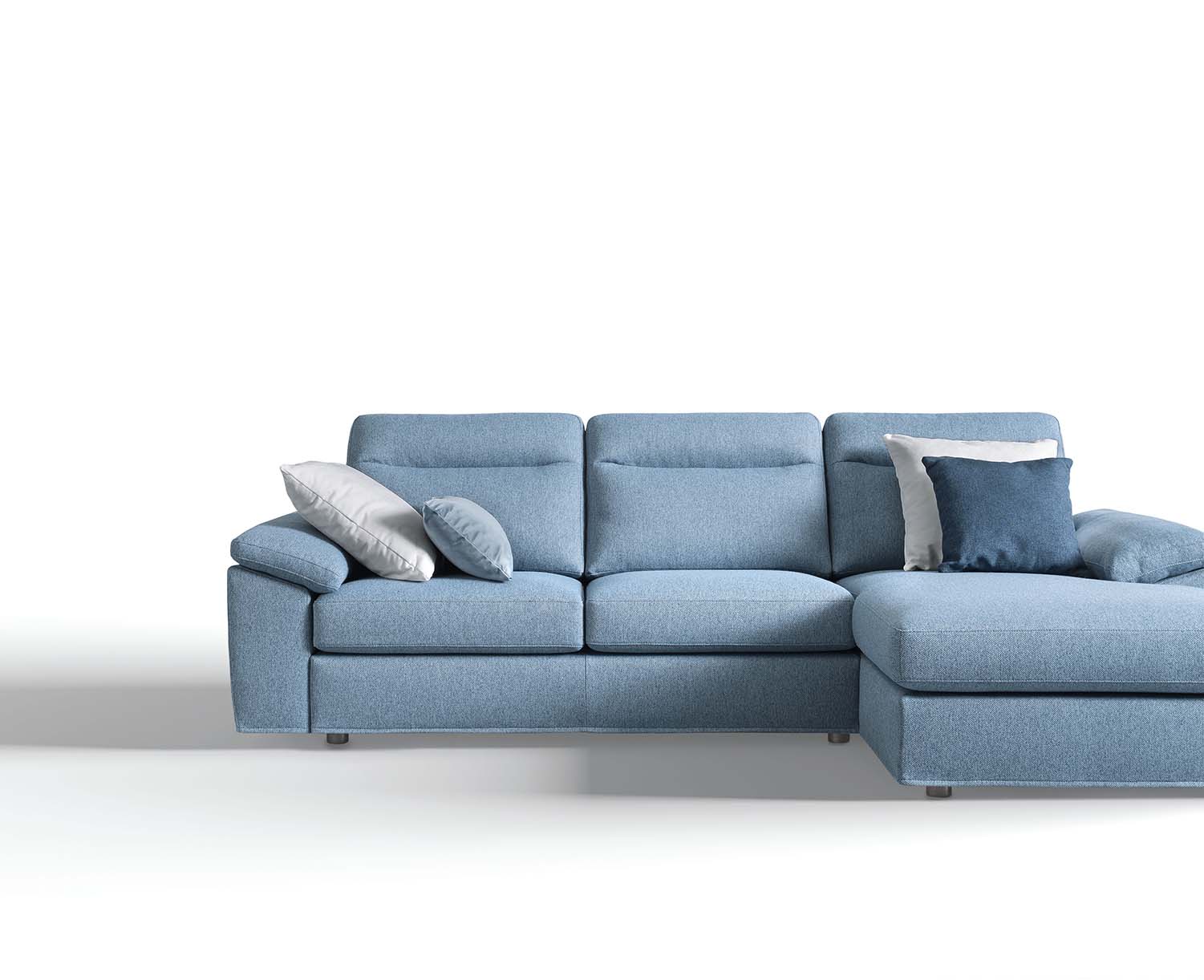 Divano in tessuto sfoderabile azzurro con cuscini bianchi e blu.