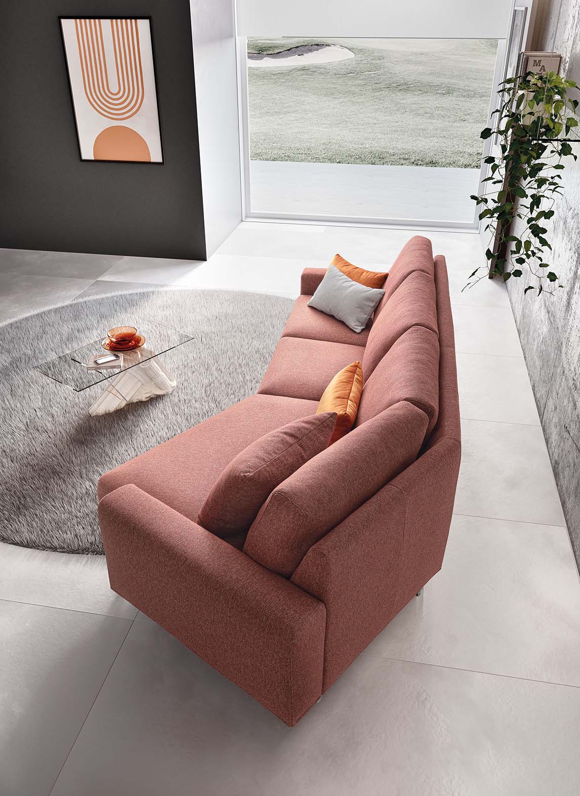 Visione dall'alto di un divano in tessuto rosso in un salone di colore grigio moderno