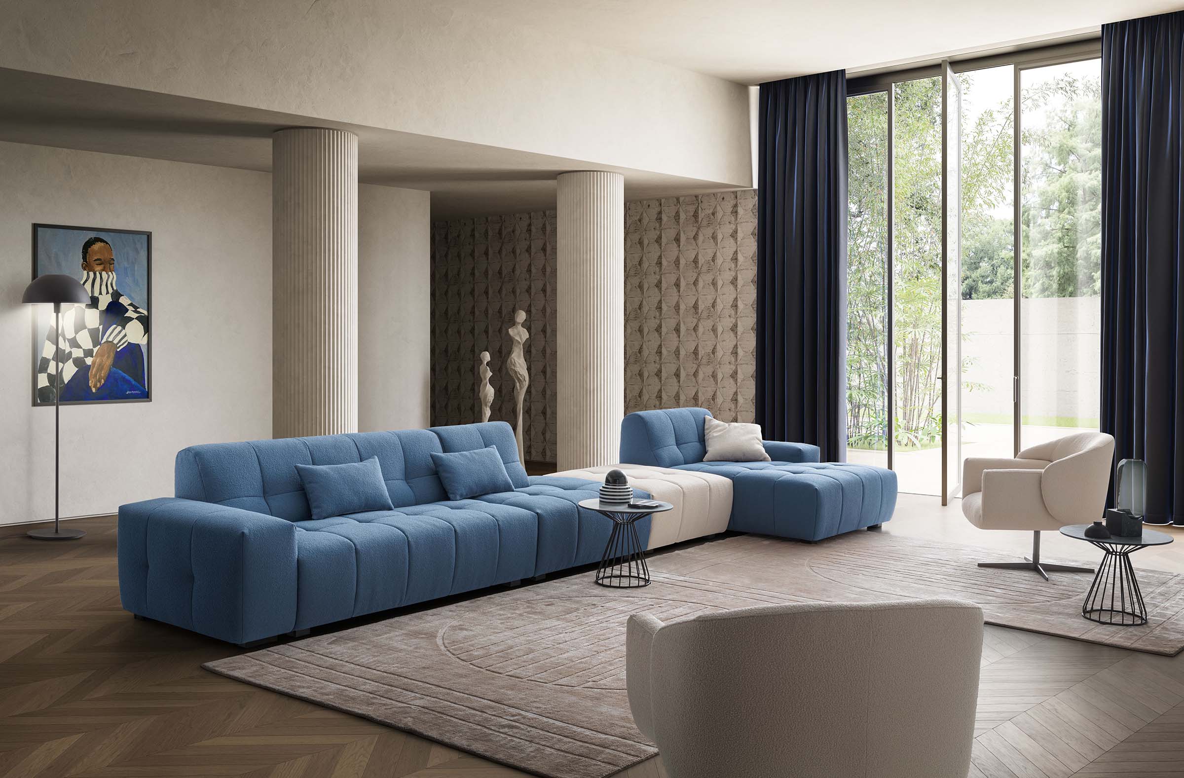 Soggiorno arredato con divano Collins lineare con penisola e moduli intercambiabili e poltroncine bianche di design. Colore azzurro e panna.
