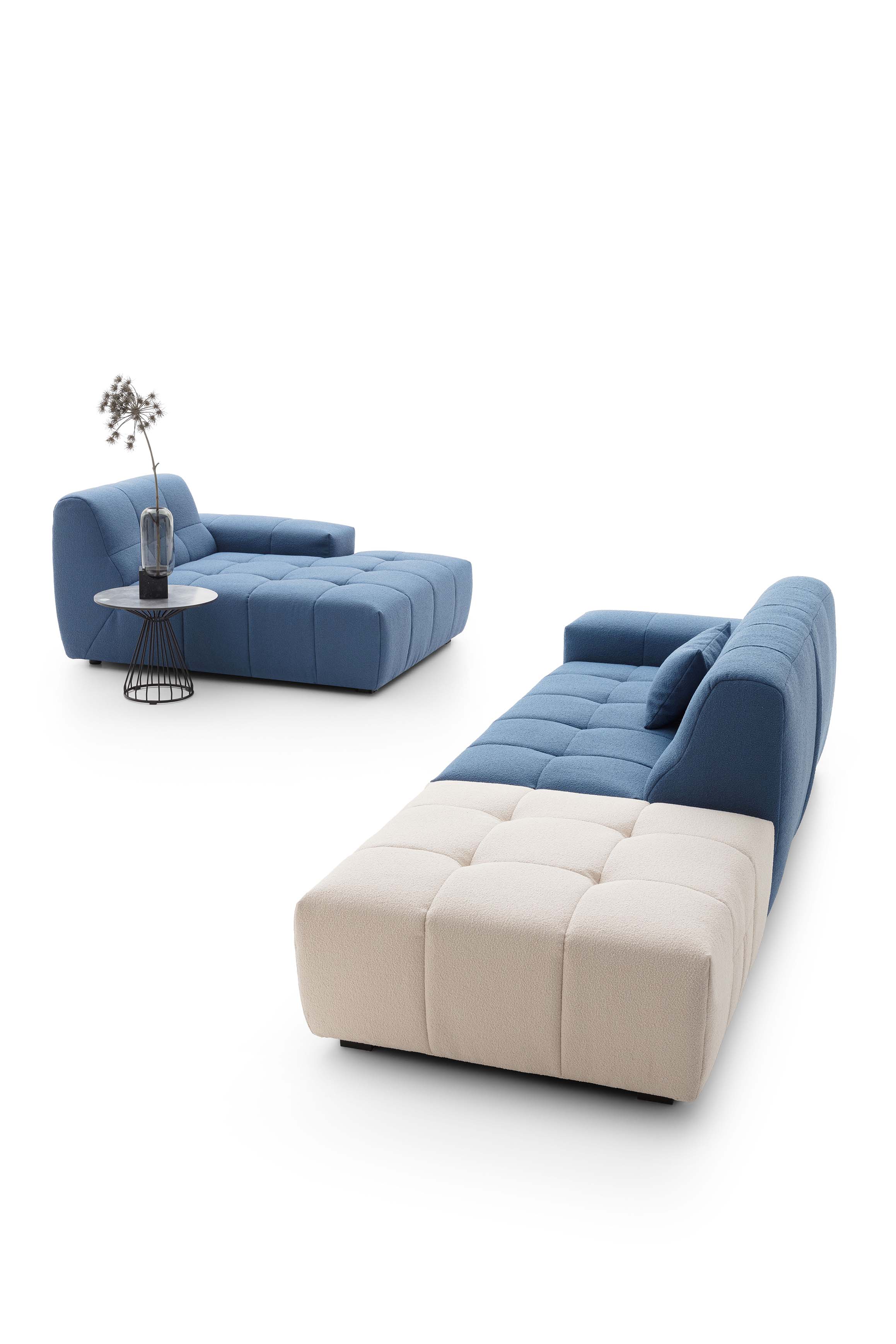 Divano modulare in due versioni: chaise longue singola con bracciolo, e composizione lineare composta da un modulo con schienale e un modulo senza.