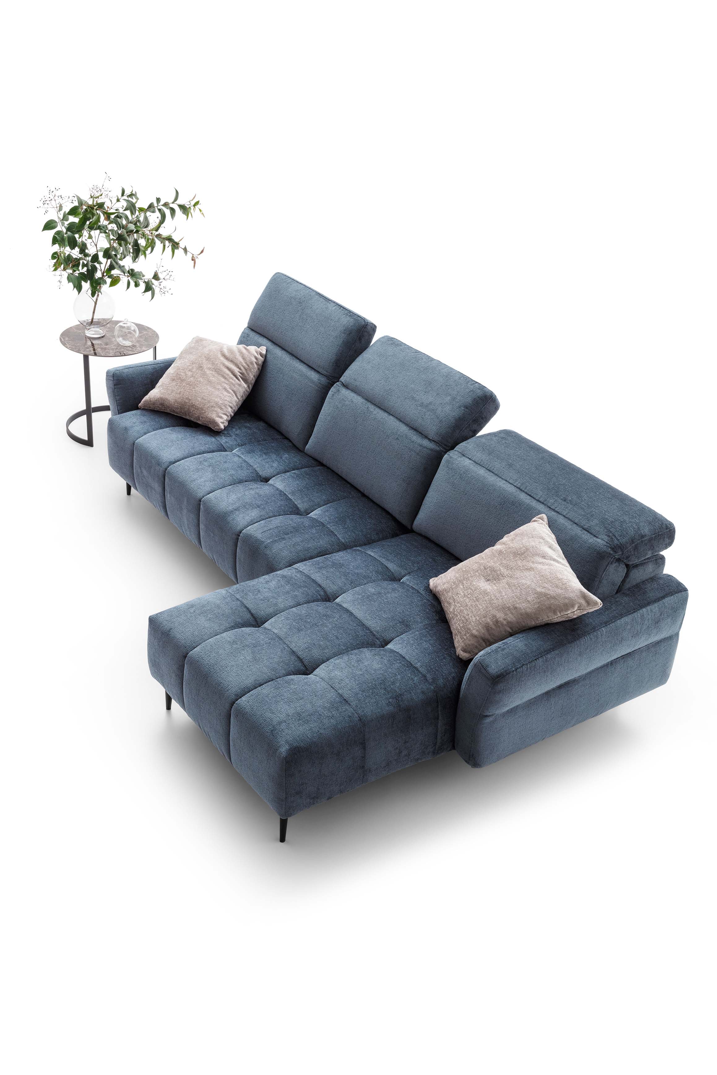 Divano con poggiatesta regolabili aperte in diverse posizioni. Design raffinato ed elegante