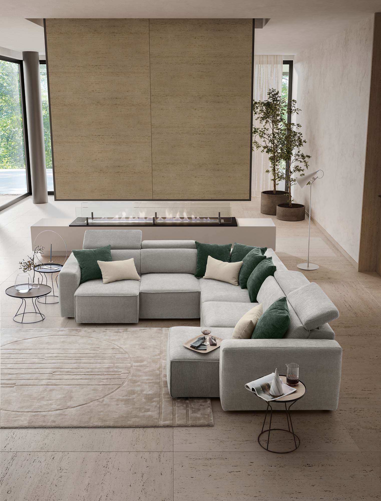 Divano con sedute estraibili e poggiatesta regolabili in stile moderno e minimal color grigio chiaro con cuscini verdi.