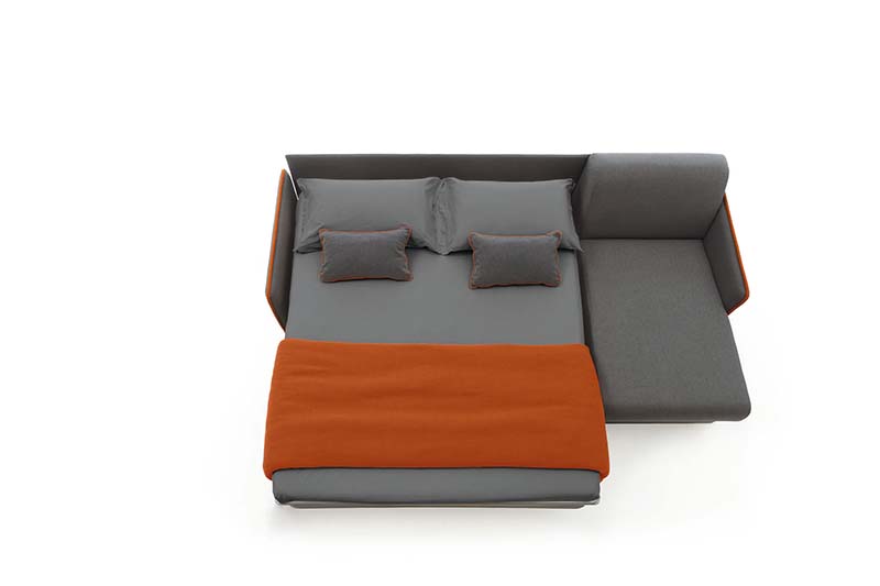 Divano letto a due posti più chaise longue. Meccanismo aperto
