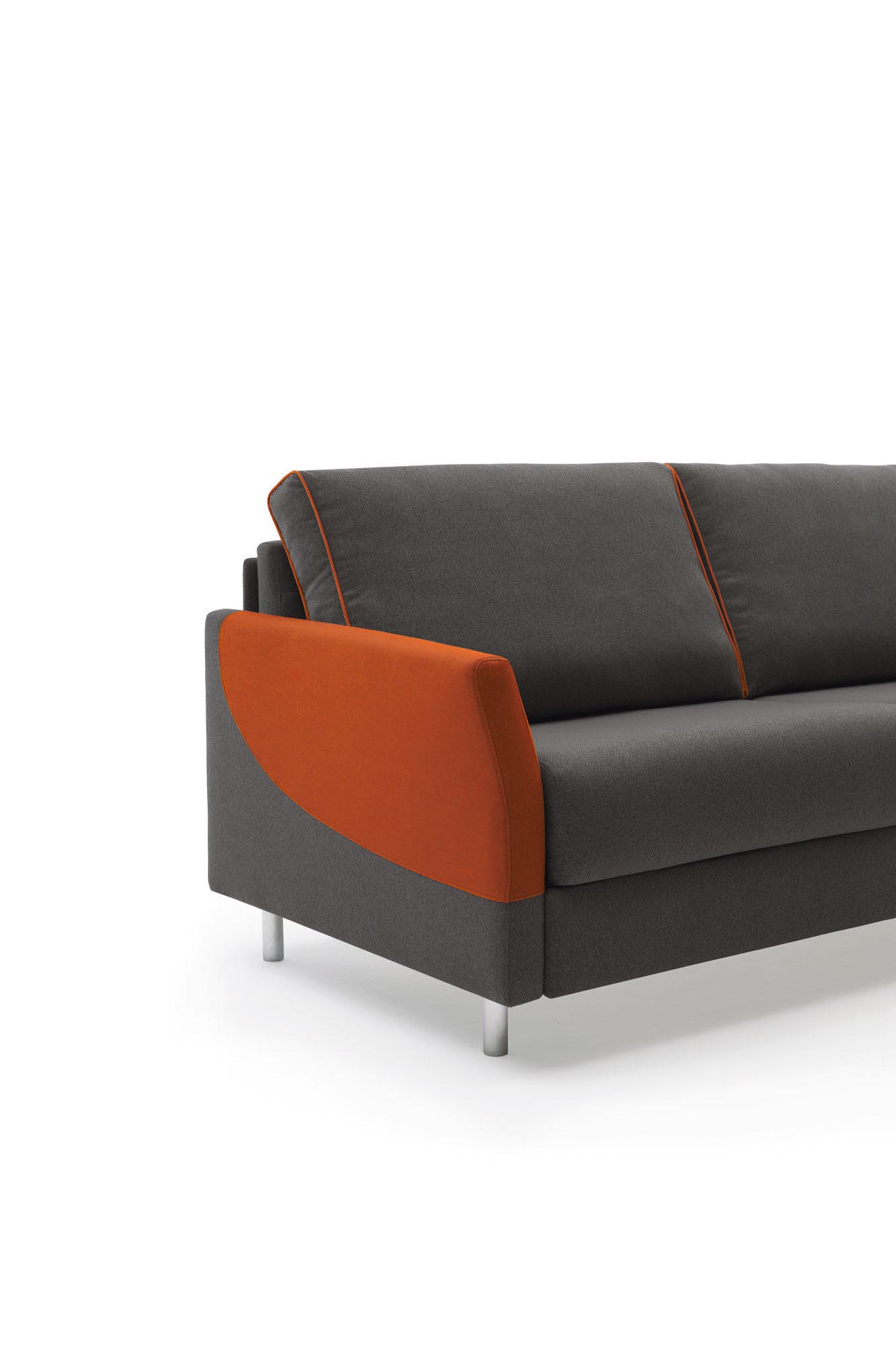 Divano letto Maldive con bracciolo modello Sailing versione grigio e arancio