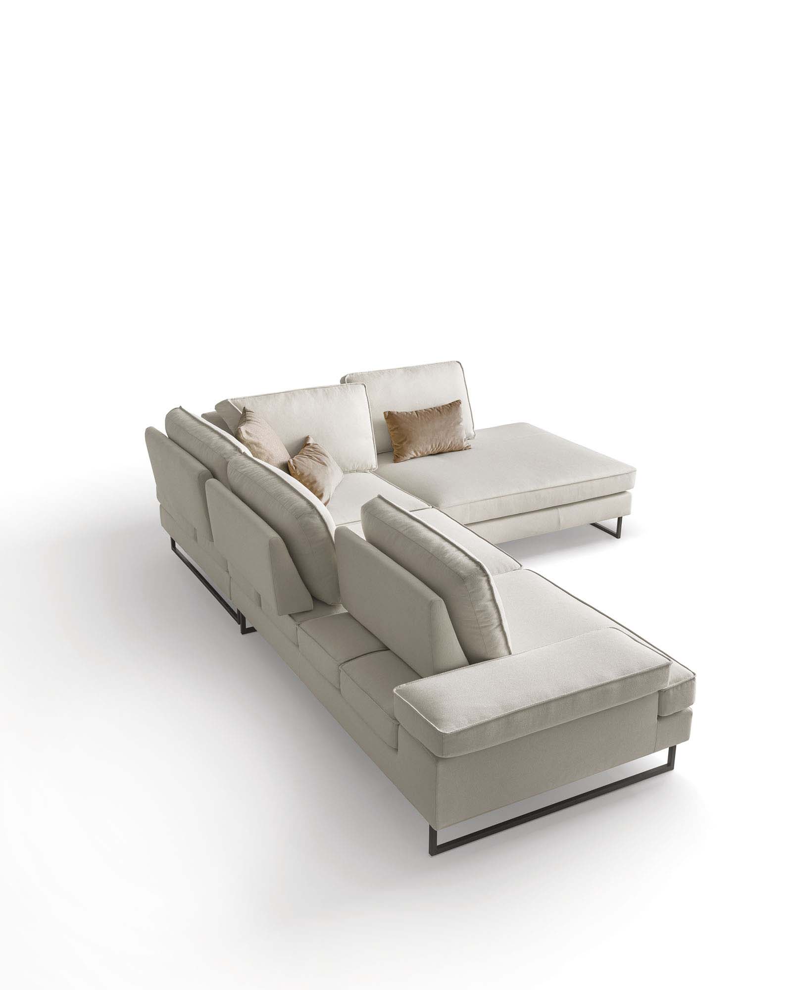 Divano bianco con schienale scorrevole e piedini di design