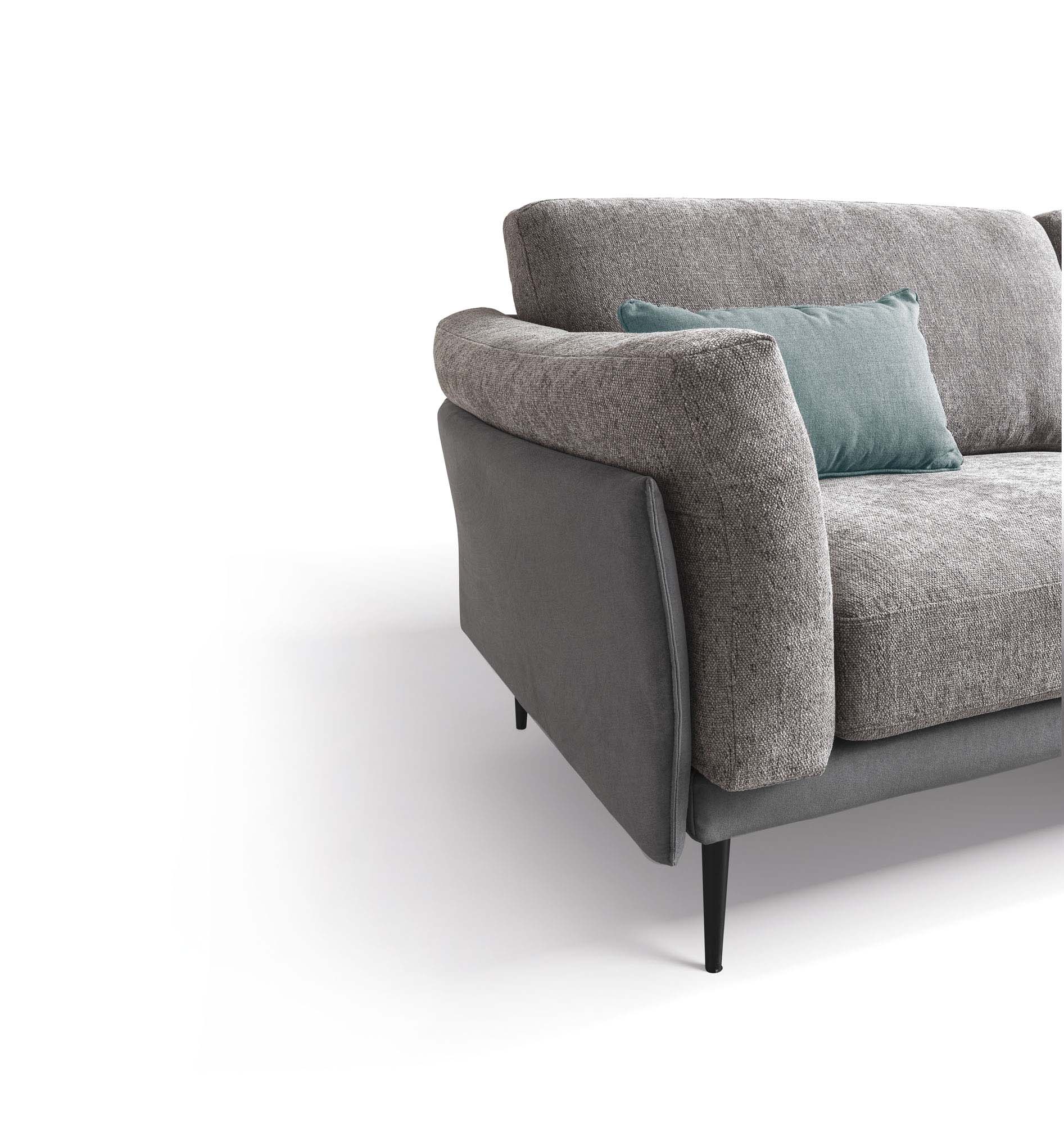 Divano grigio di design con bracciolo a cuscino sorretto da struttura esile