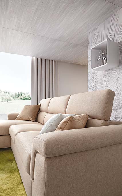 Divano con rivestimento in colore crema con poggiatesta tutti estesi