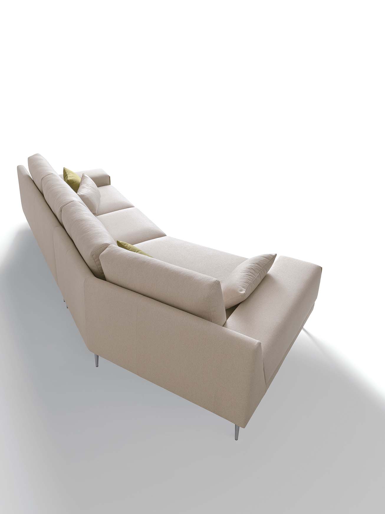 Vista dal retro di un divano componibile elegante con sezione laterale asimmetrica