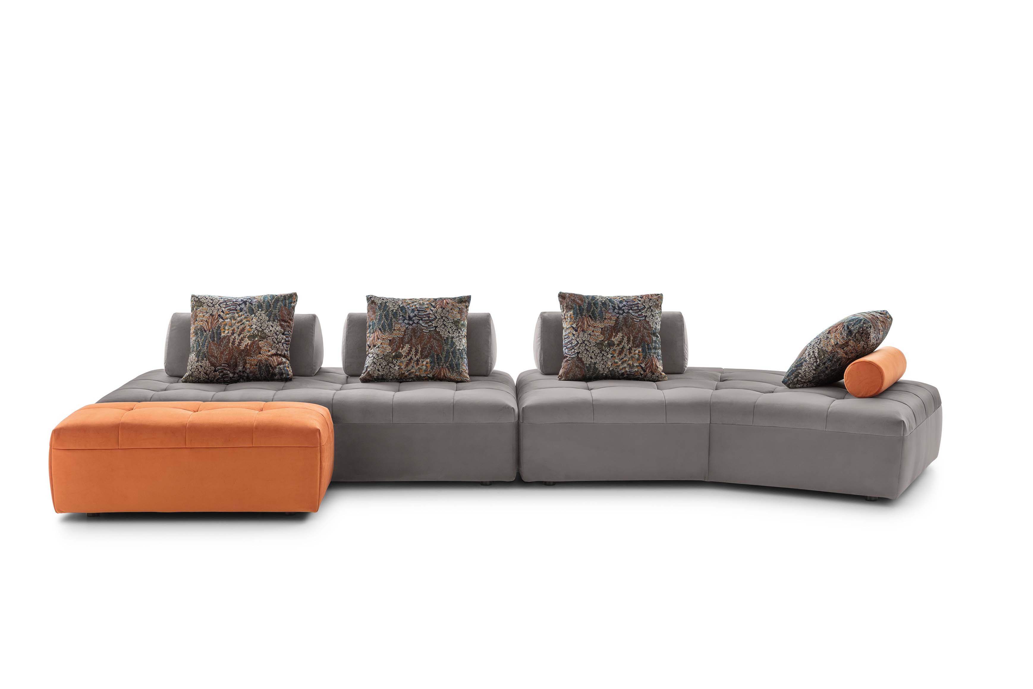 Divano Reed in composizione lineare con piccolo pouf arancione
