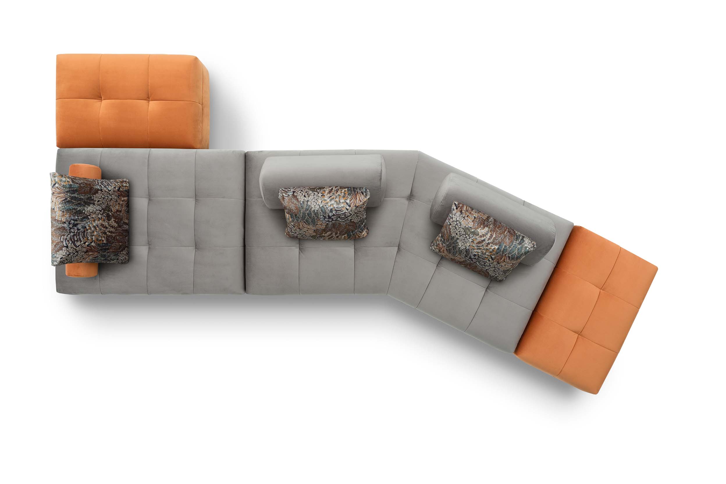 Divano Reed Light modulare con piedini bassi e design salvaspazio. Seduta asimmetrica centrale e pouf laterali.