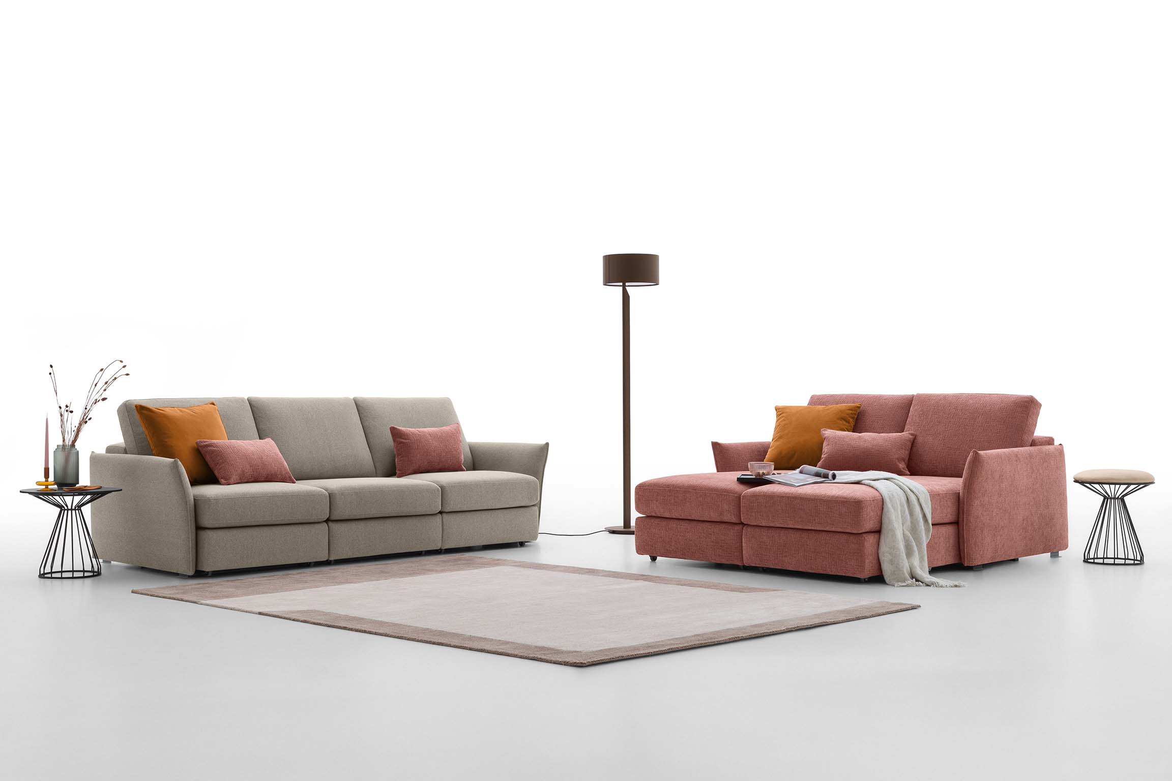 Divano Soho Double sfoderabile in due colorazioni: tessuto lavabile grigio e tessuto lavabile rosso.