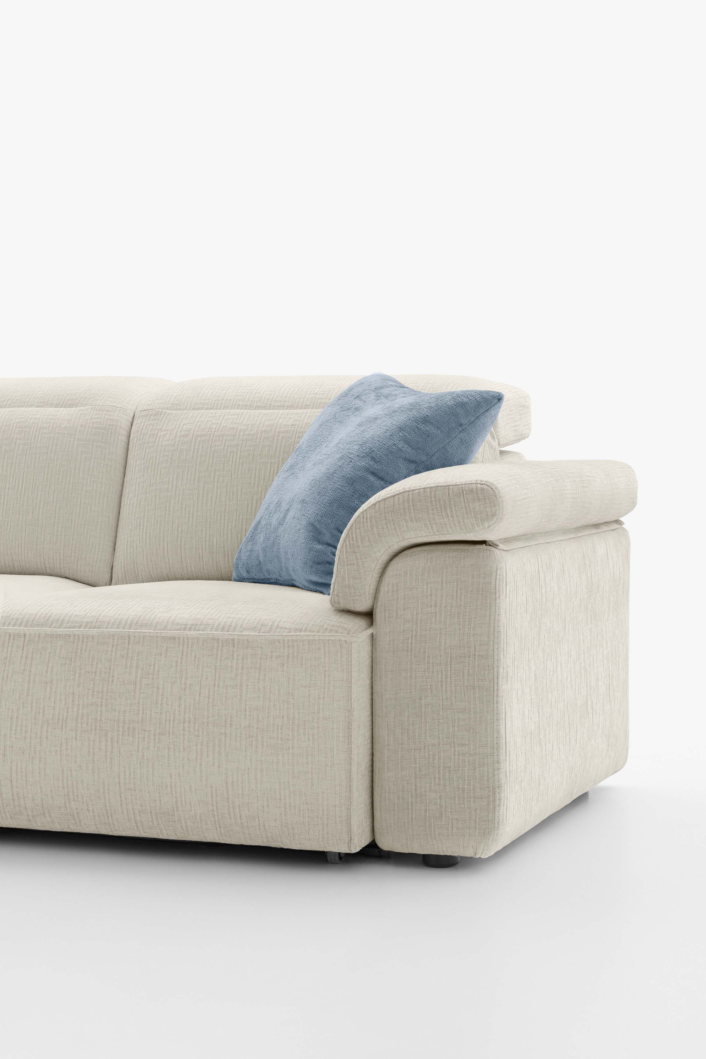 Dettaglio del bracciolo Ali del modello Swan di LeComfort. Divano in tessuto bianco