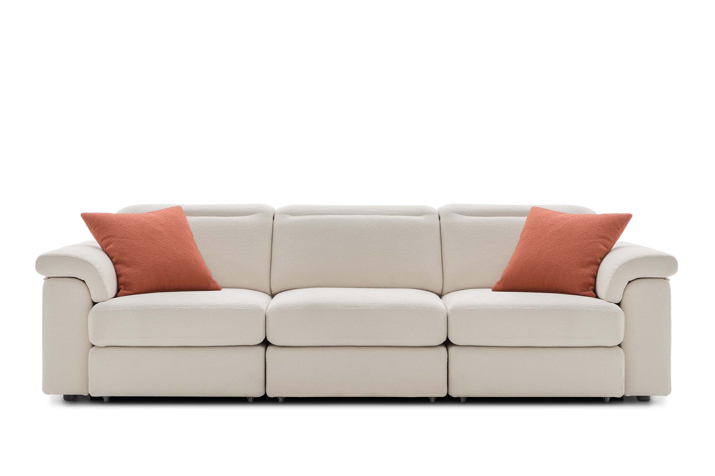 Divano a tre posti bianco con braccioli comodi e arrotondati per appoggiarsi. Cuscini color mattone a contrasto