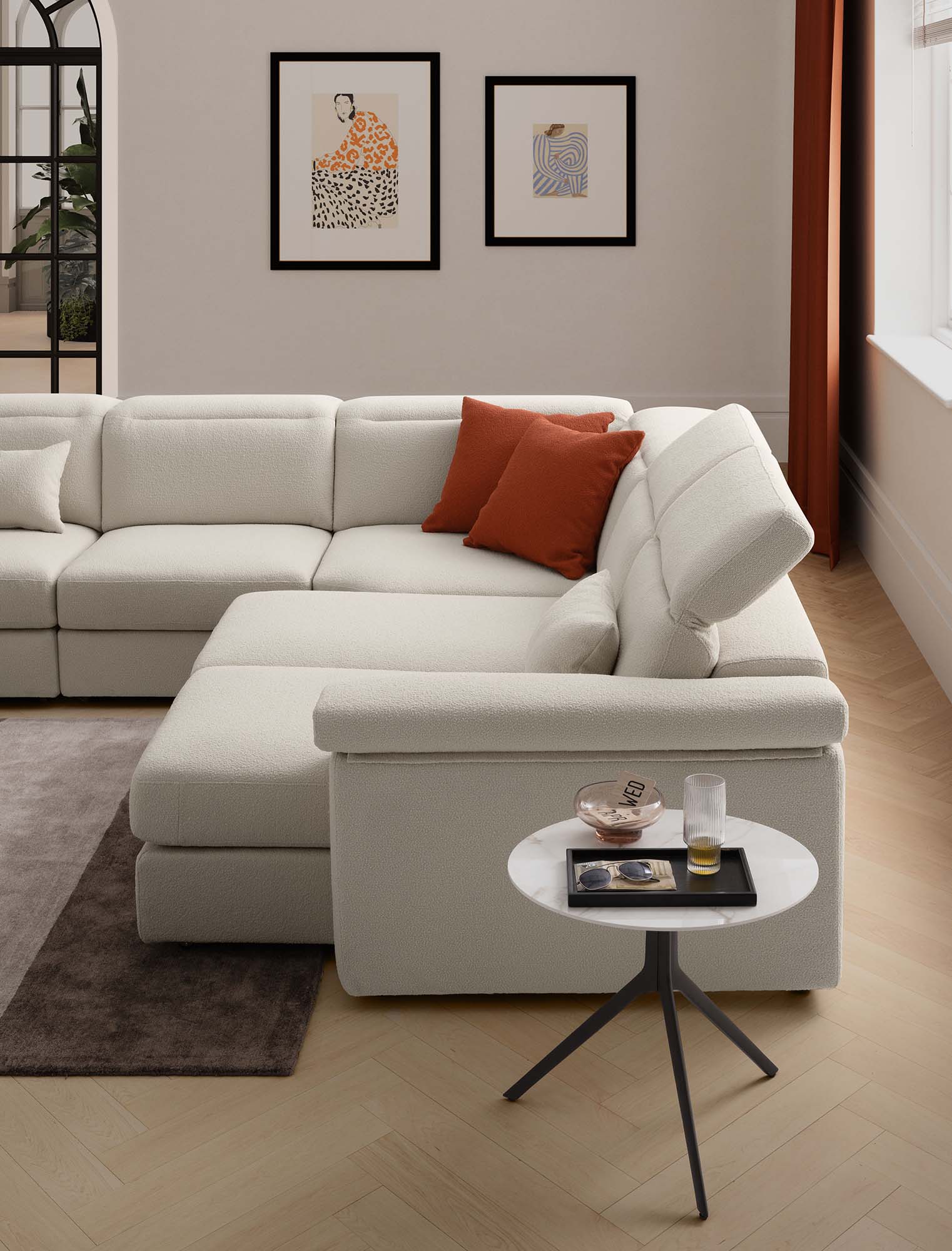 Divano angolare composto da sedute estraibili aperte, poggiatesta regolati per sorreggere la testa. Colore bianco elegante