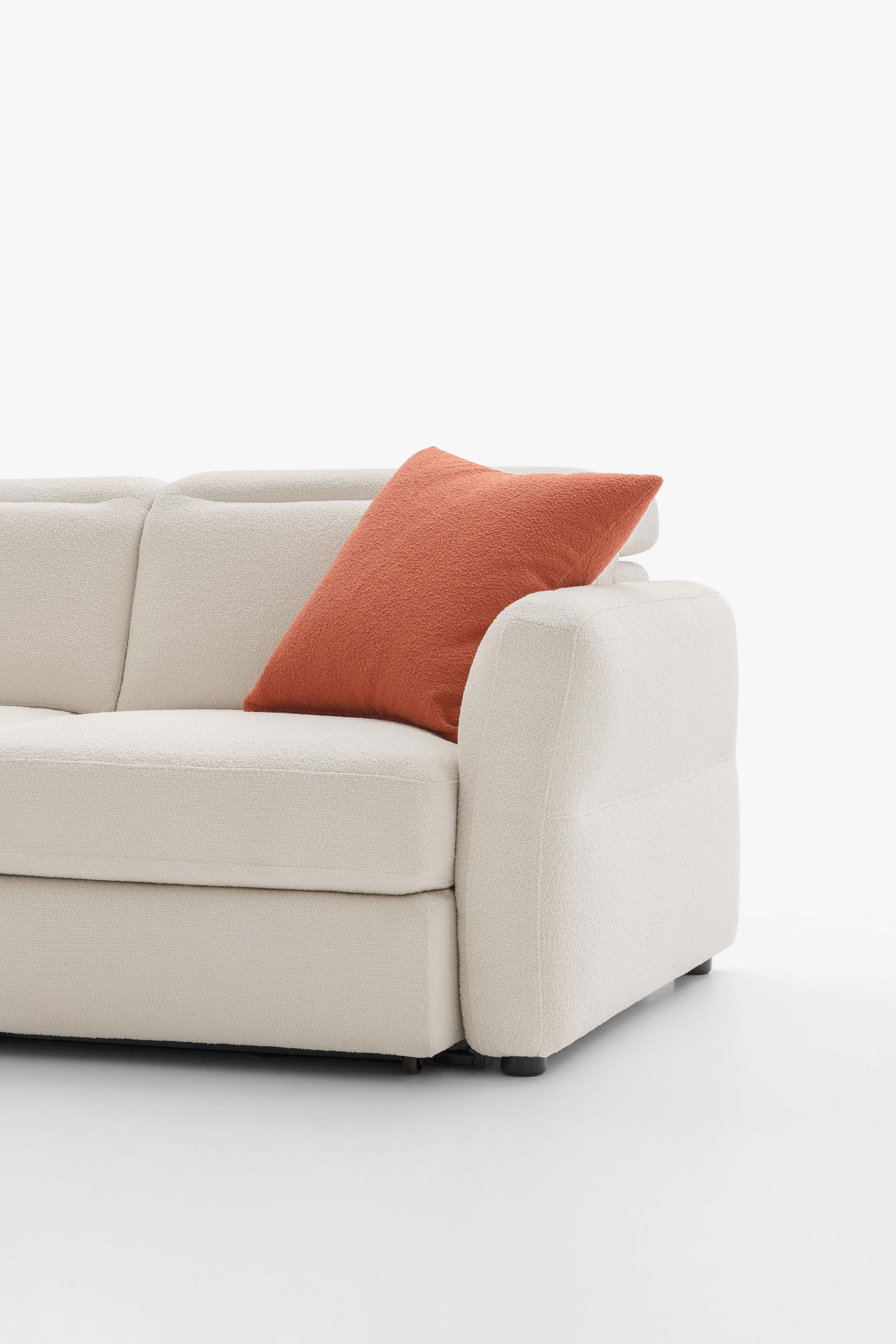 Dettaglio dei braccioli Cio con trapuntatura centrale orizzontale per un design delicato e moderno.