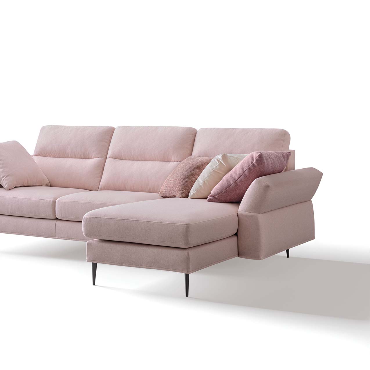 Divano Thoas con braccioli regolabili e schienale alto: raffinato ed elegante in tessuto color rosa cipria.