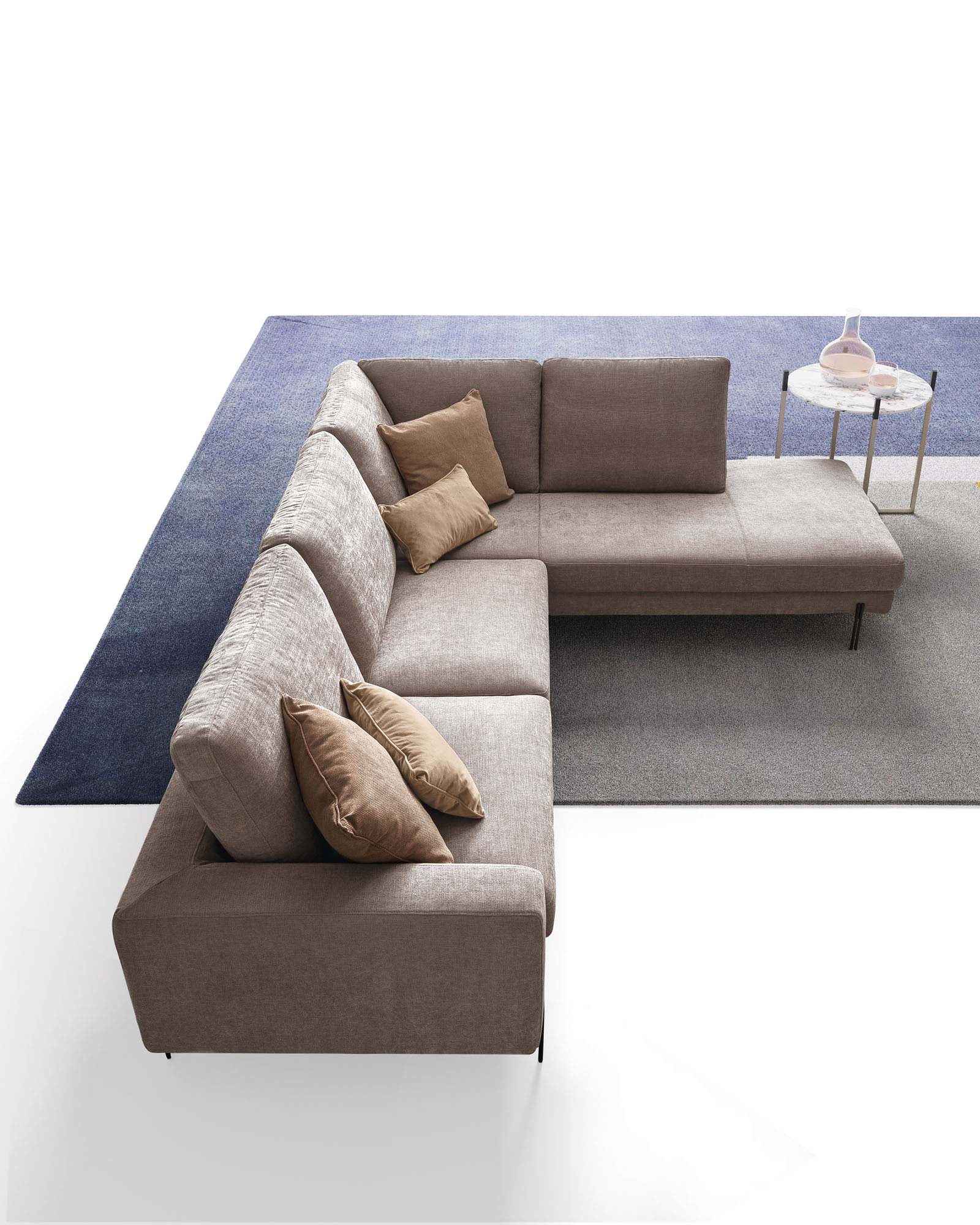 Composizione angolare con chaise longue di un divano a tre posti in tessuto