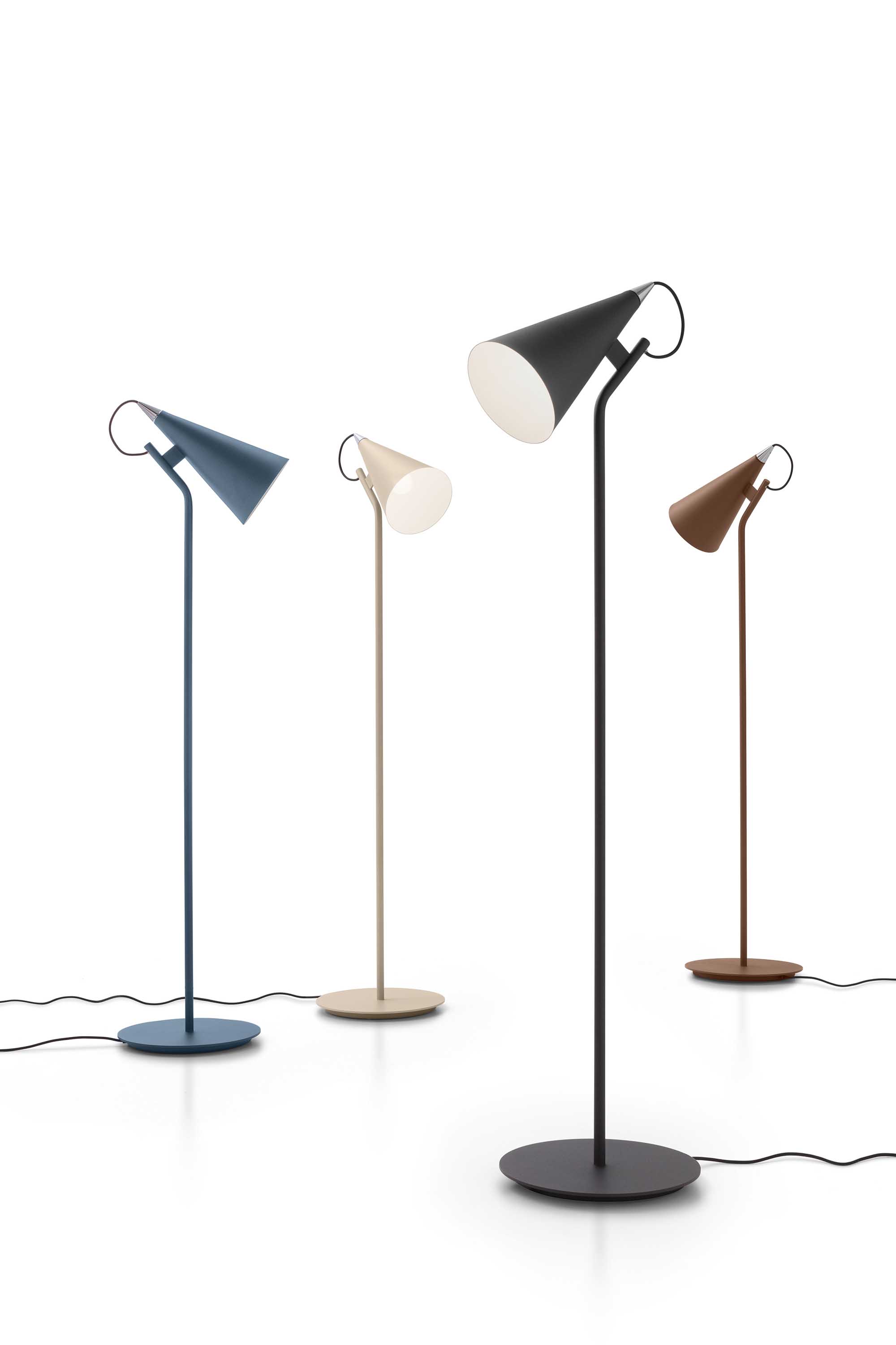 Lampada da terra moderna di forma conica e di diversi colori