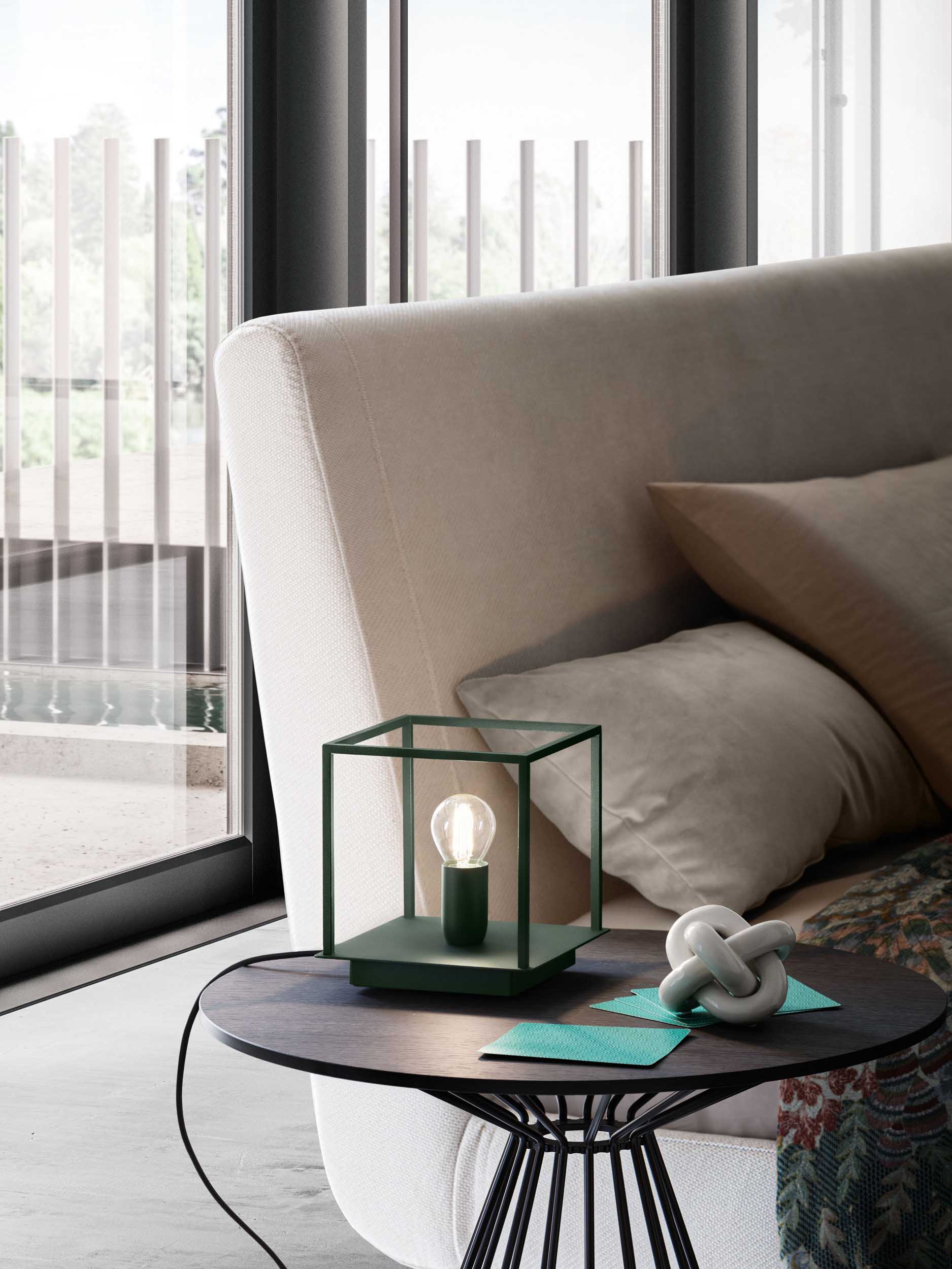 Lampada da tavolo con struttura in metallo verniciato verde e lampadina visibile