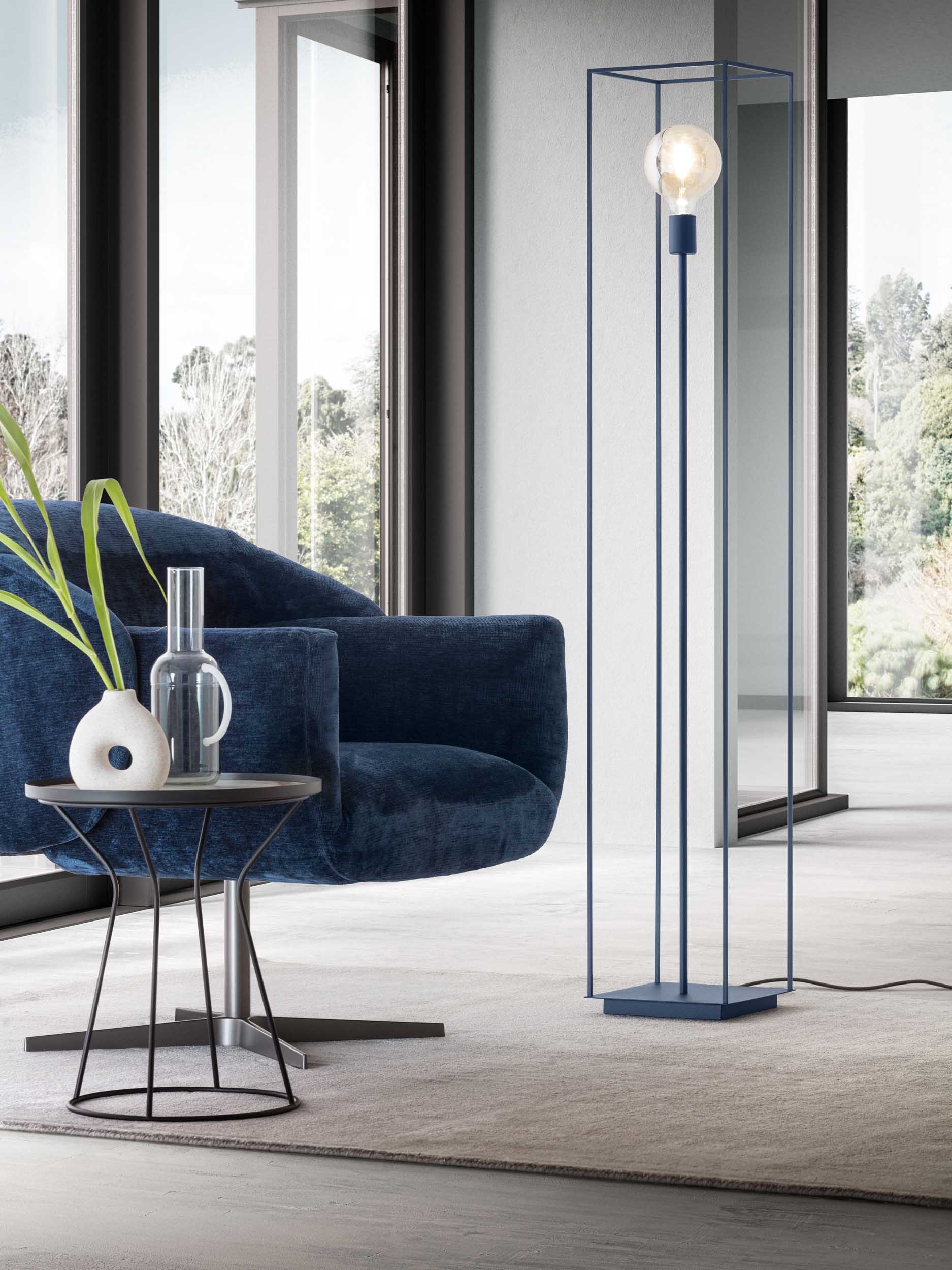 Lampada da terra a gabbia di colore blu oceano e lampadina visibile in un salotto moderno