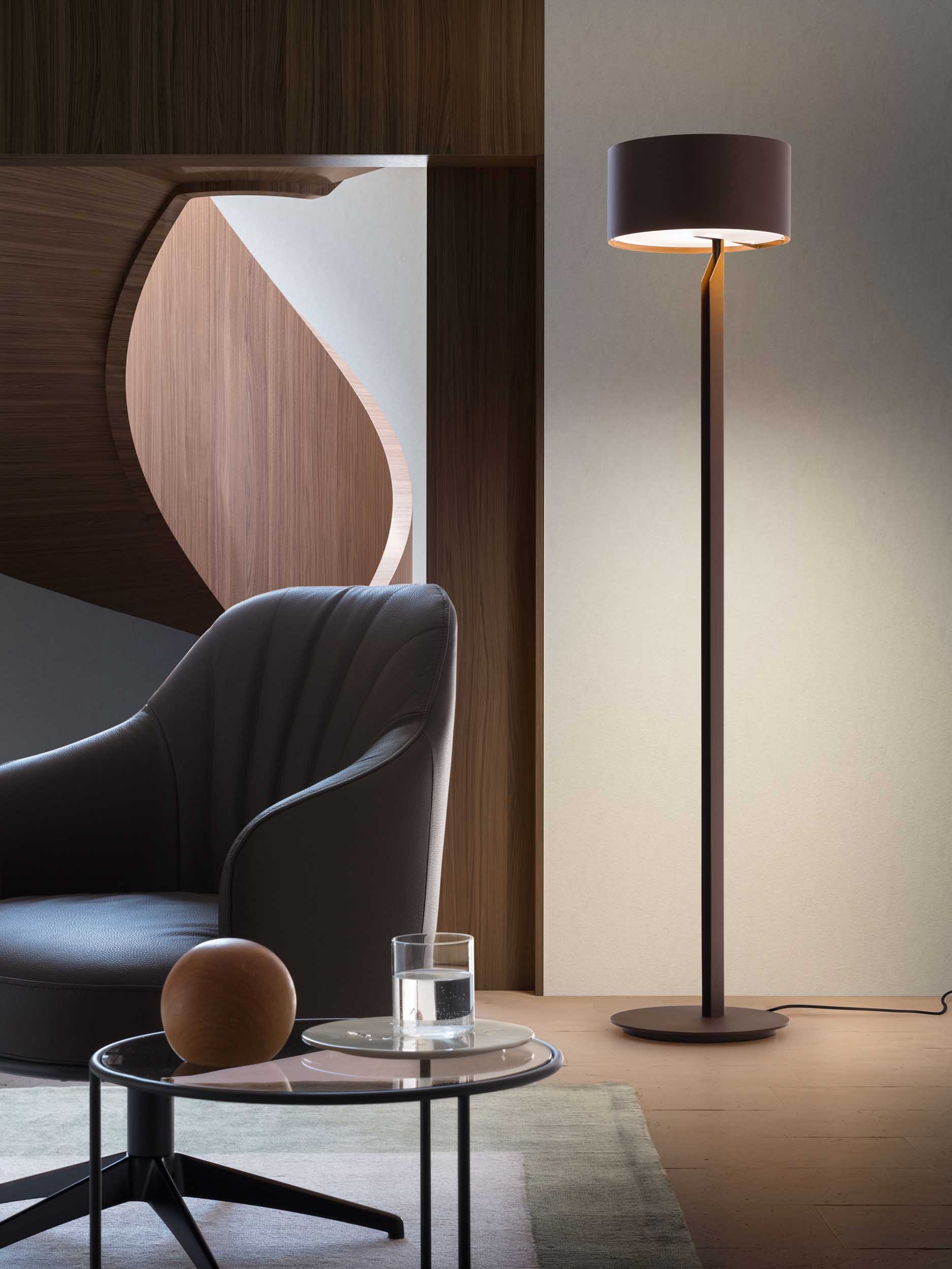 Lampada da terra con diffusione verso il basso e verso l'alto in salotto di design