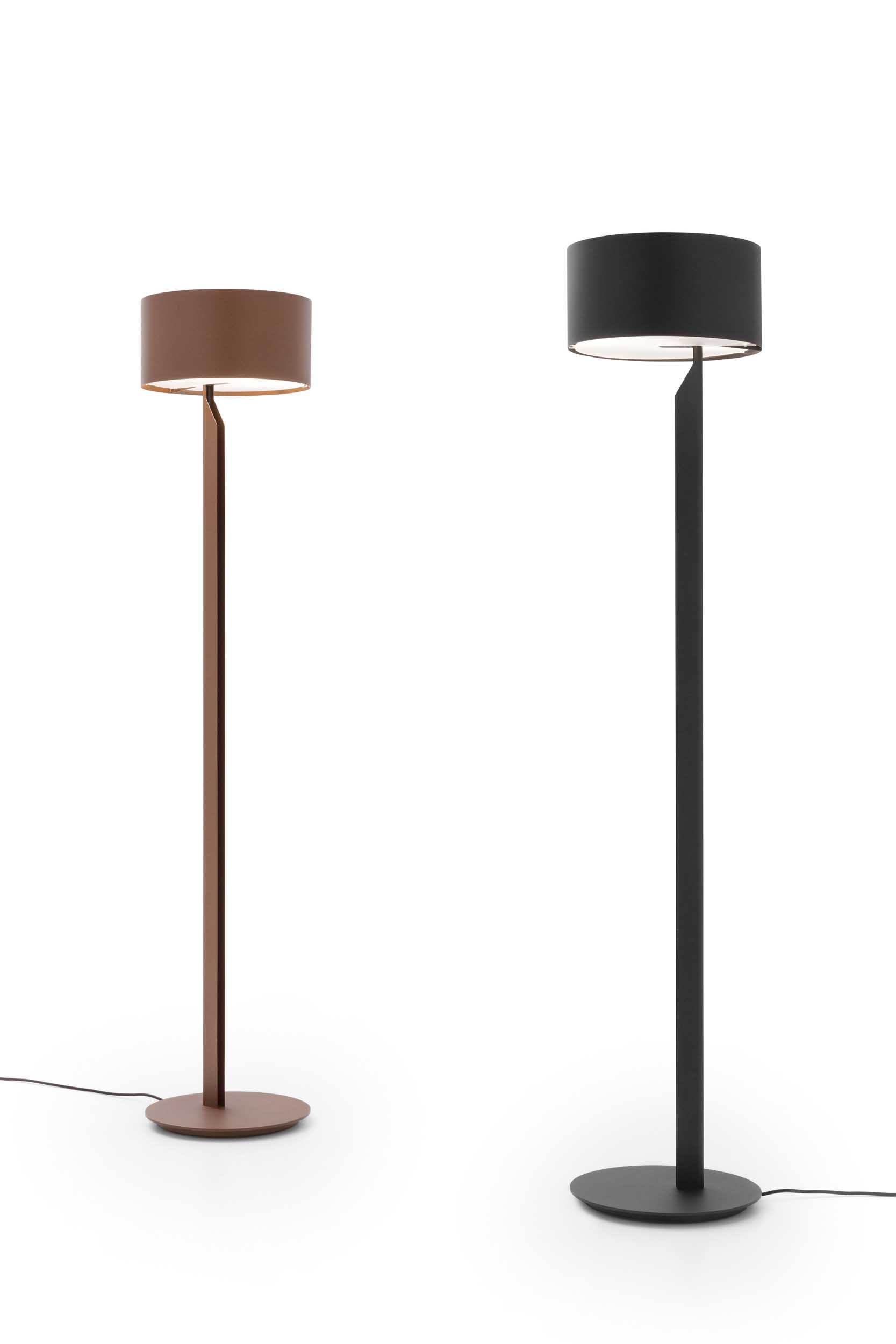 Due versioni di lampada moderna da terra: versione marrone e nera