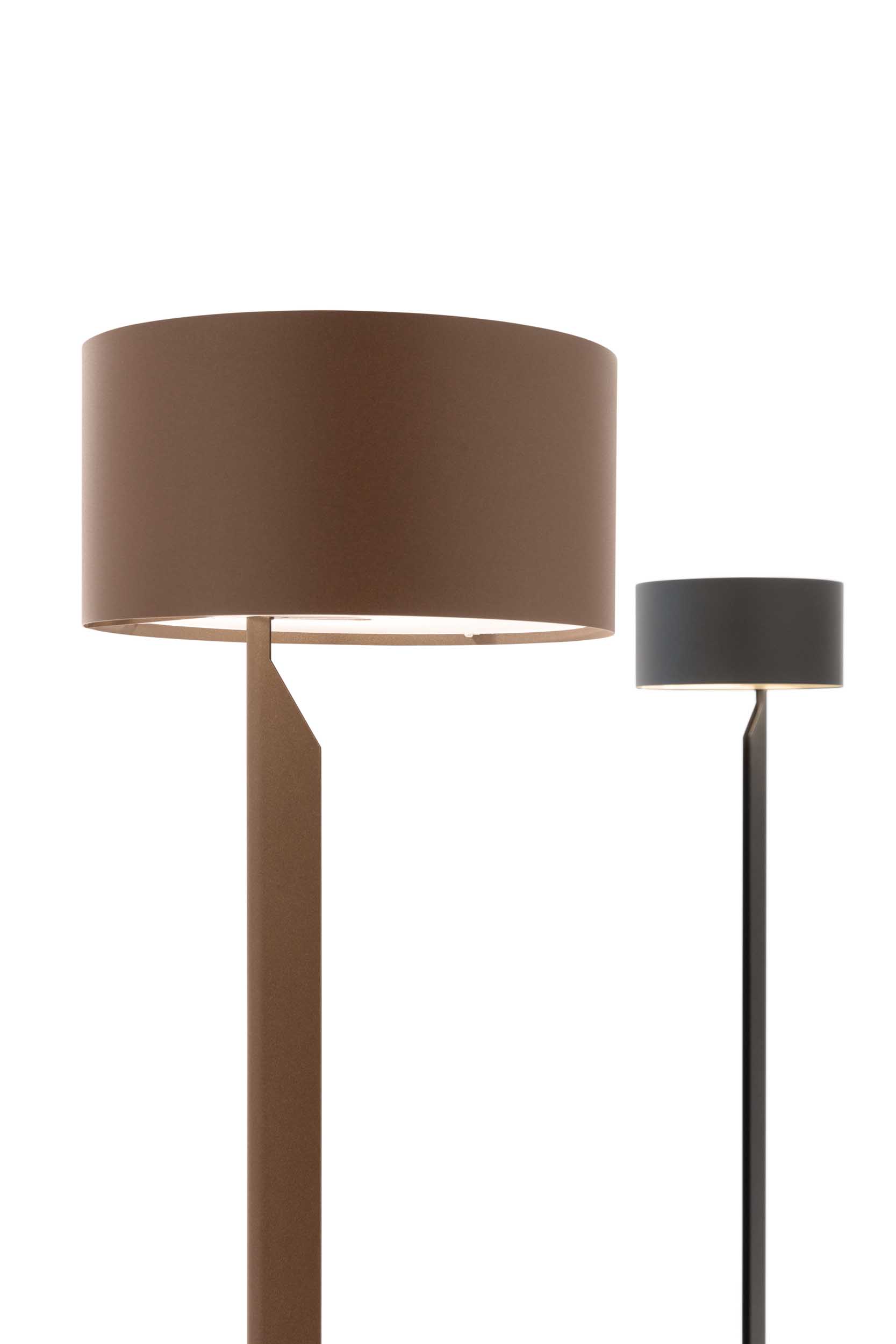 Dettaglio del paralume cilindrico di una lampada moderna da terra.