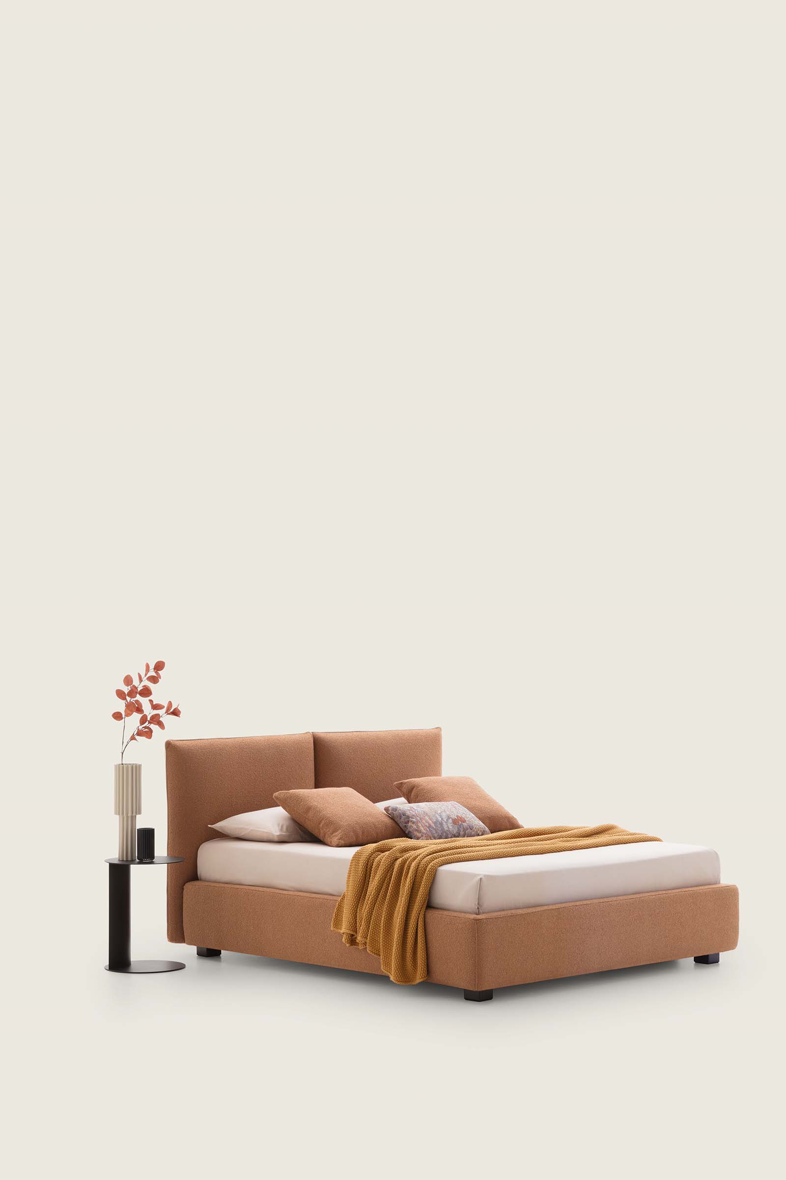 Letto basso con rivestimento color corallo