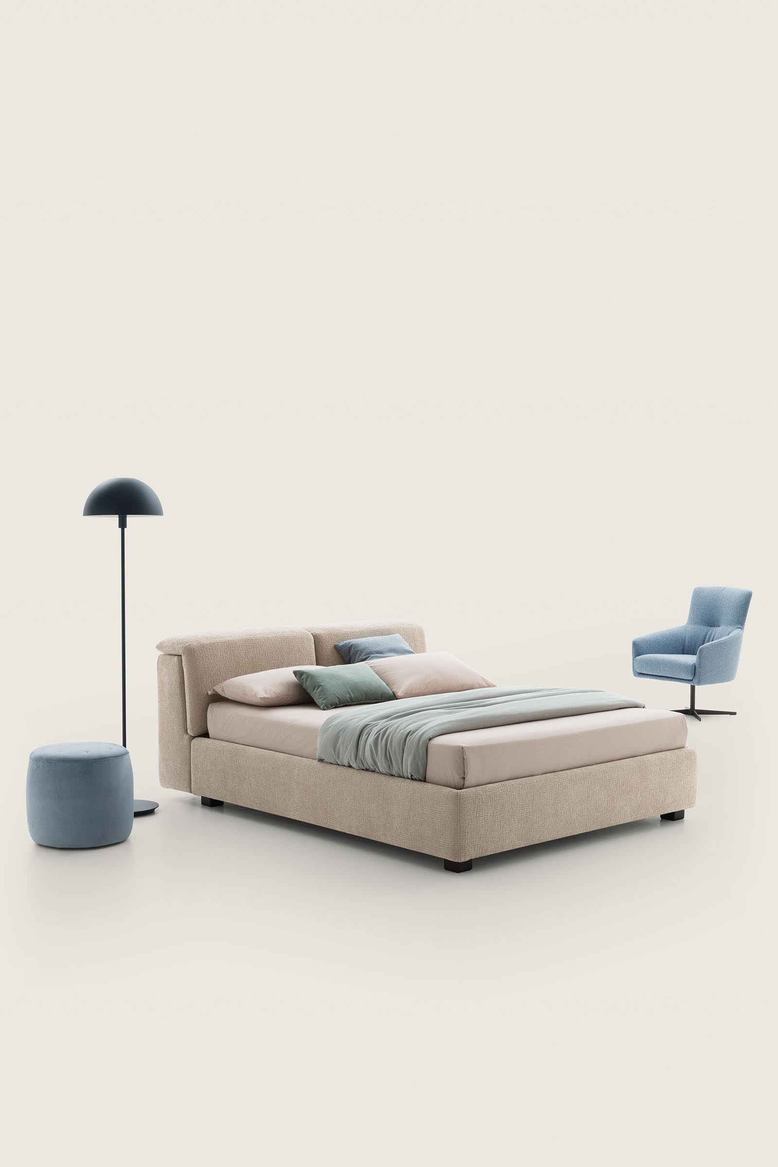 Letto color crema con piedini bassi e giroletto alto. Rivestimento con tramature particolari.