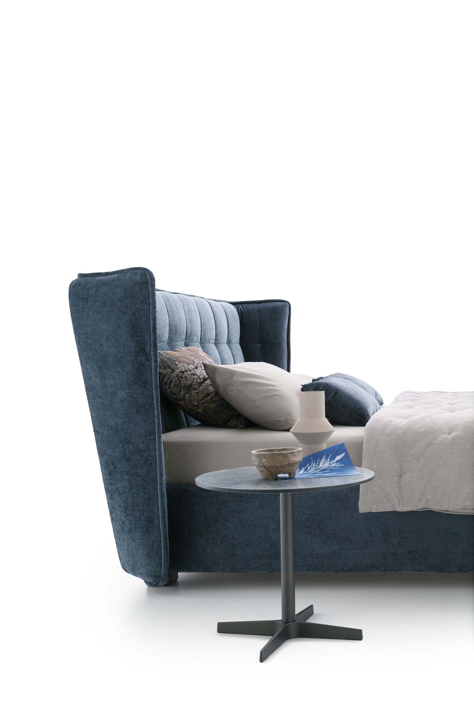 Letto con rivestimento blu simil-velluto Corinne 077 e tavolino abbinato