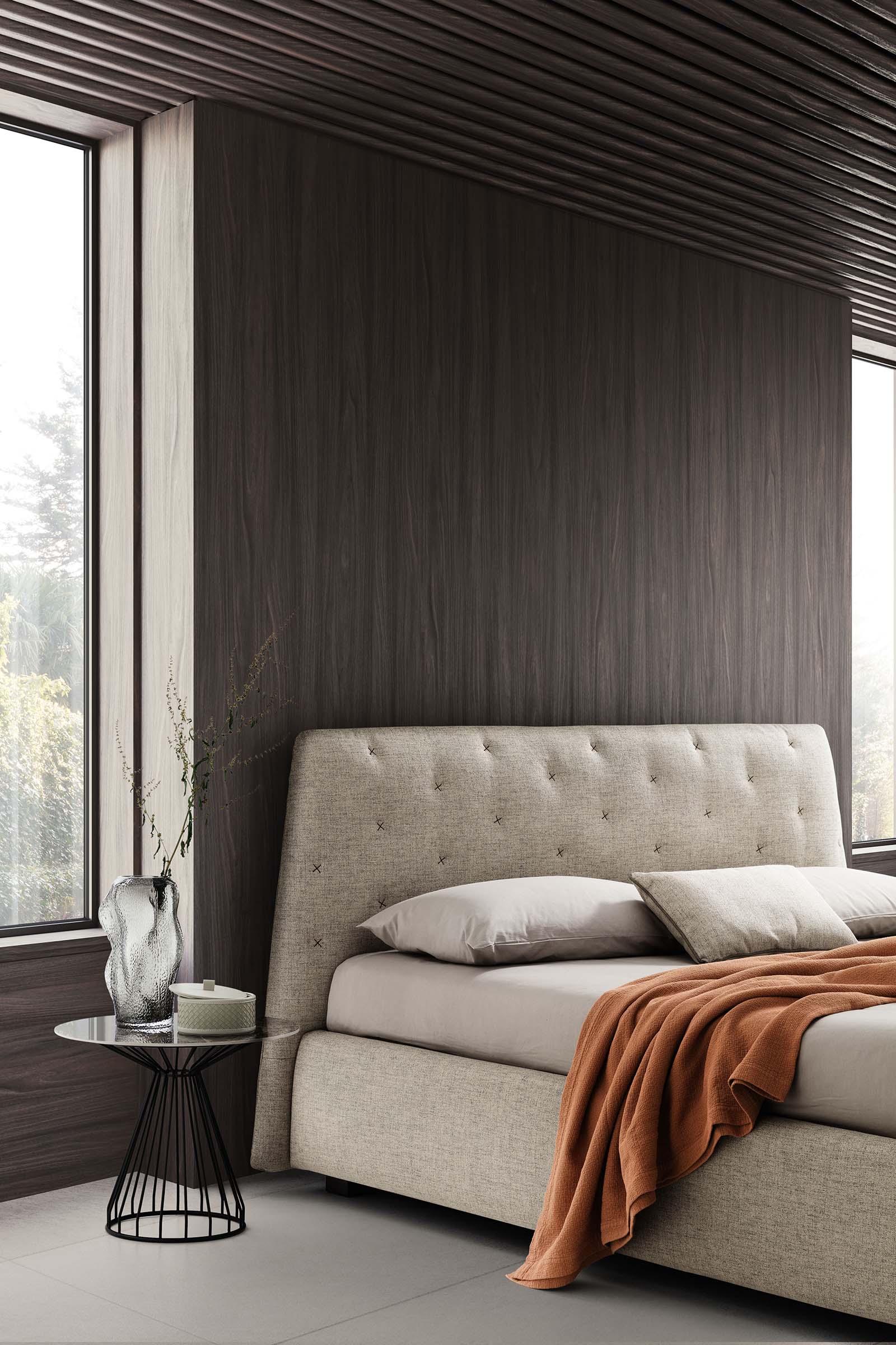 Camera da letto arredata con letto classico-moderno con testiera a cuciture incrociate simil capitonné