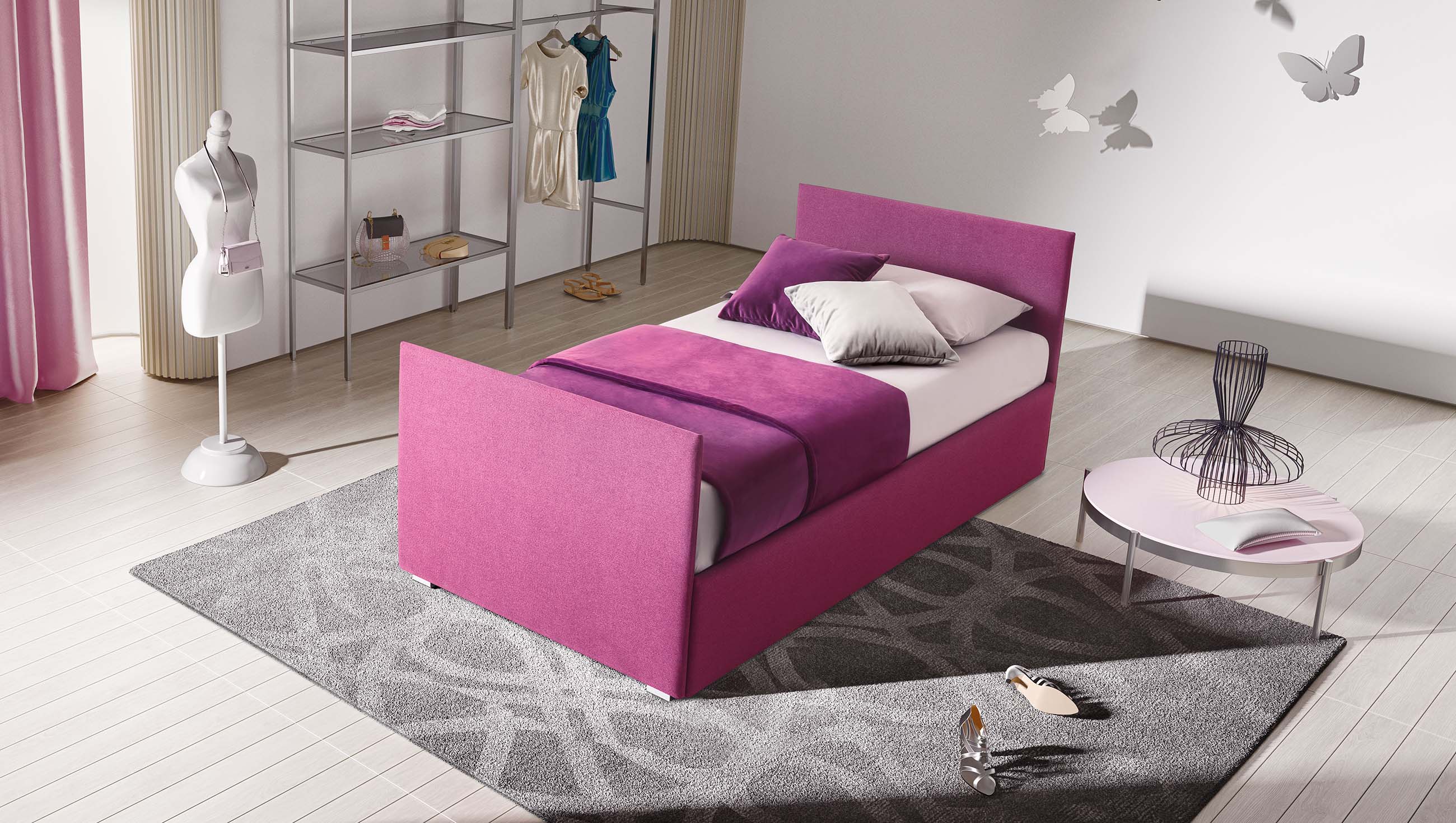 Lettino imbottito a un posto con struttura rivestita in tessuto fucsia. Testiera e pediera molto sottili.