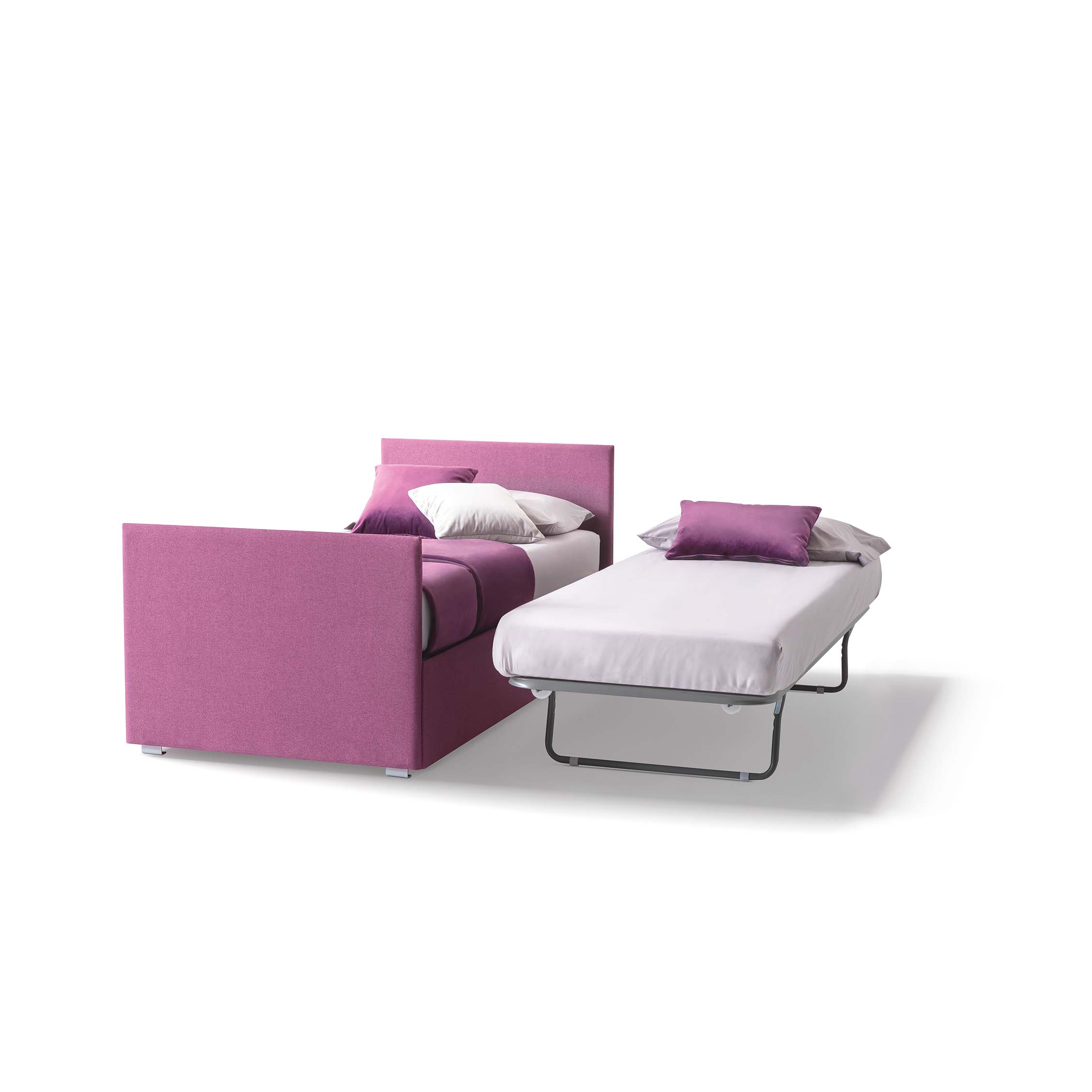 Due posti letto singoli ottenuti da un solo daybed che contiene un materasso aggiuntivo nella sua base