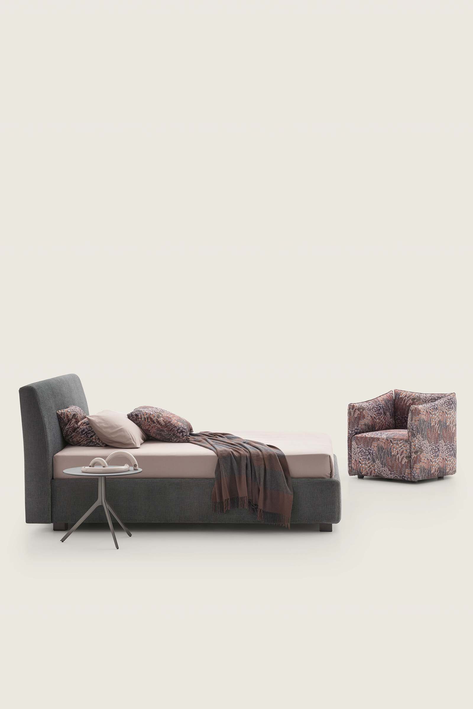Letto semplice e minimal con rivestimento in tessuto colore grigio scuro