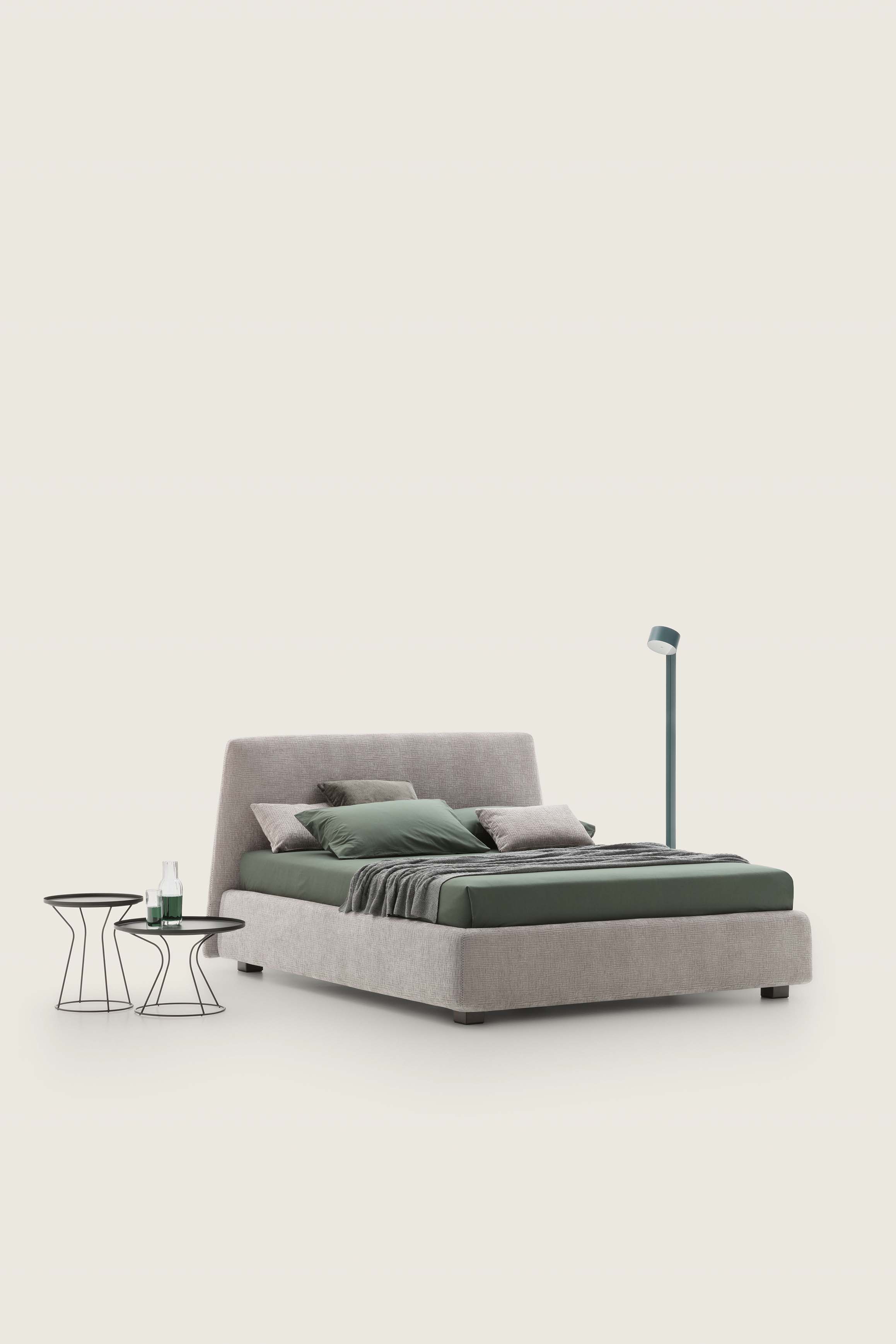 Letto Calvin con rivestimento in tessuto color grigio chiaro e testiera semplice e stondata