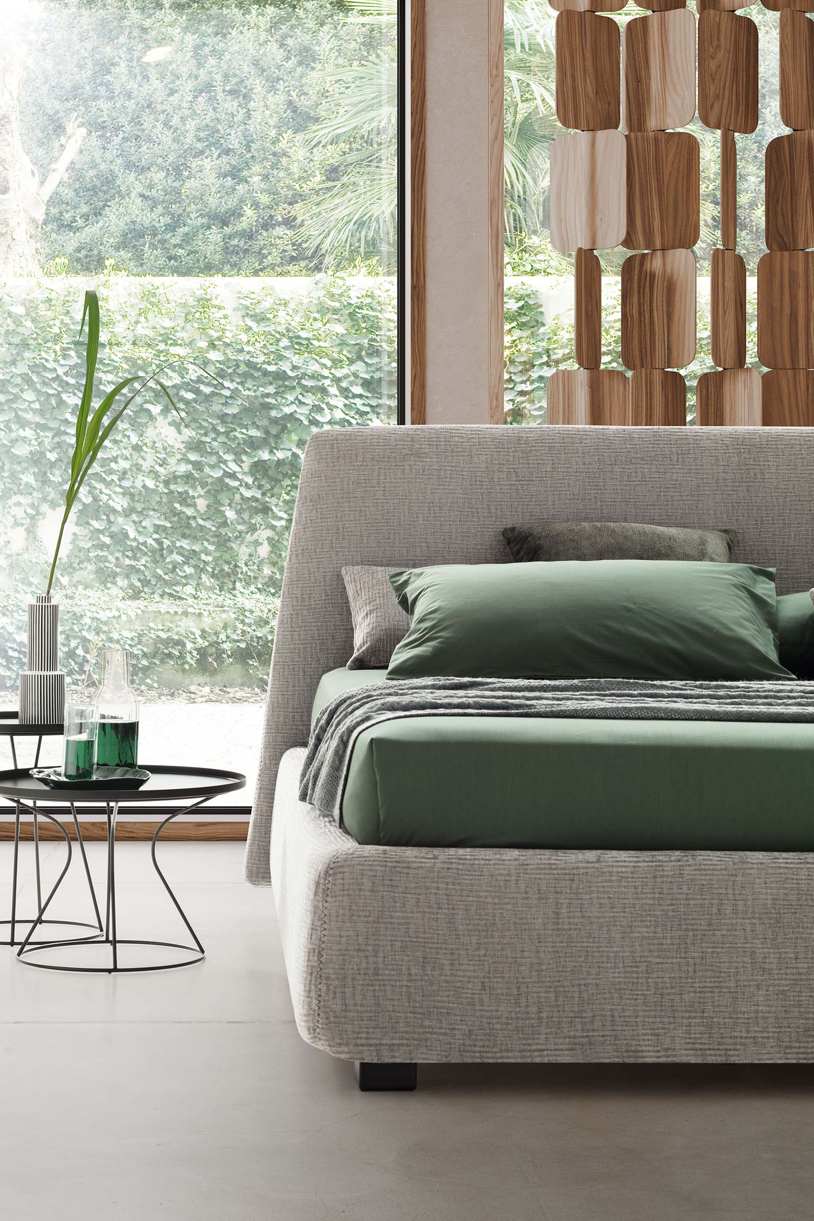 Letto moderno e semplice con piedini bassi e giroletto ampio.