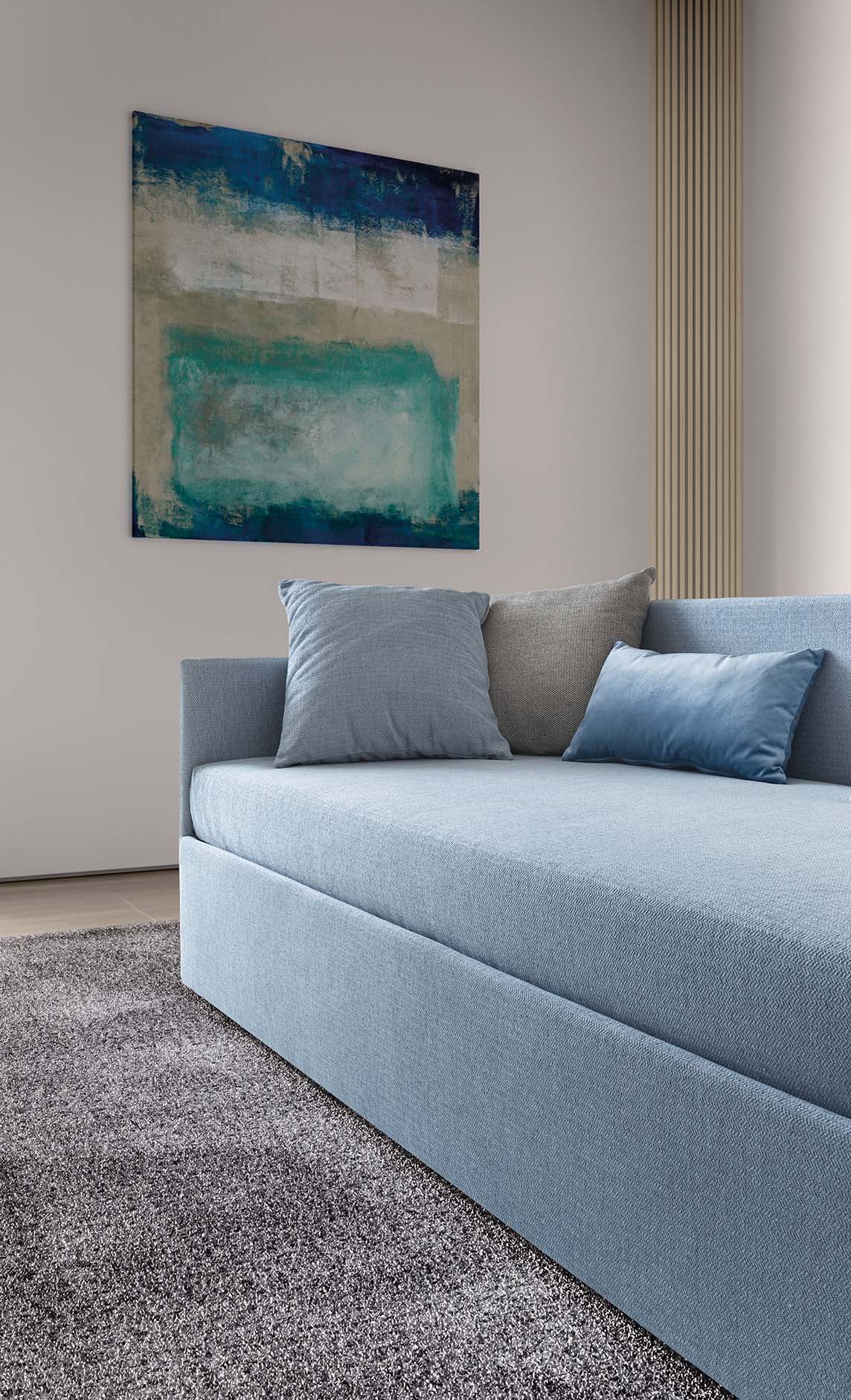 Dettaglio della base e della seduta di un daybed con seduta comoda e morbida.