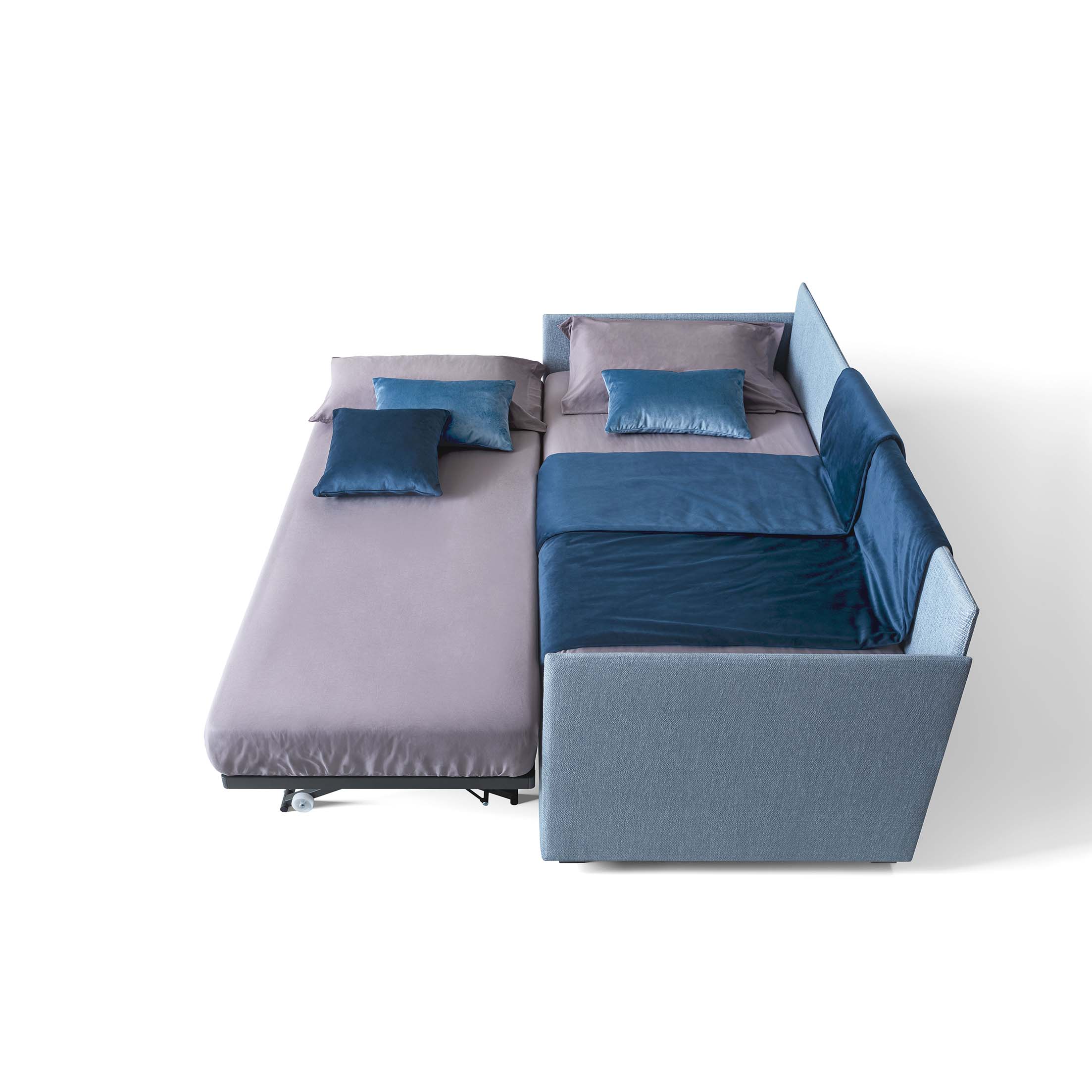 Letto aggiuntivo estratto dalla base del letto principale viene affiancato per creare due posti letto attaccati.