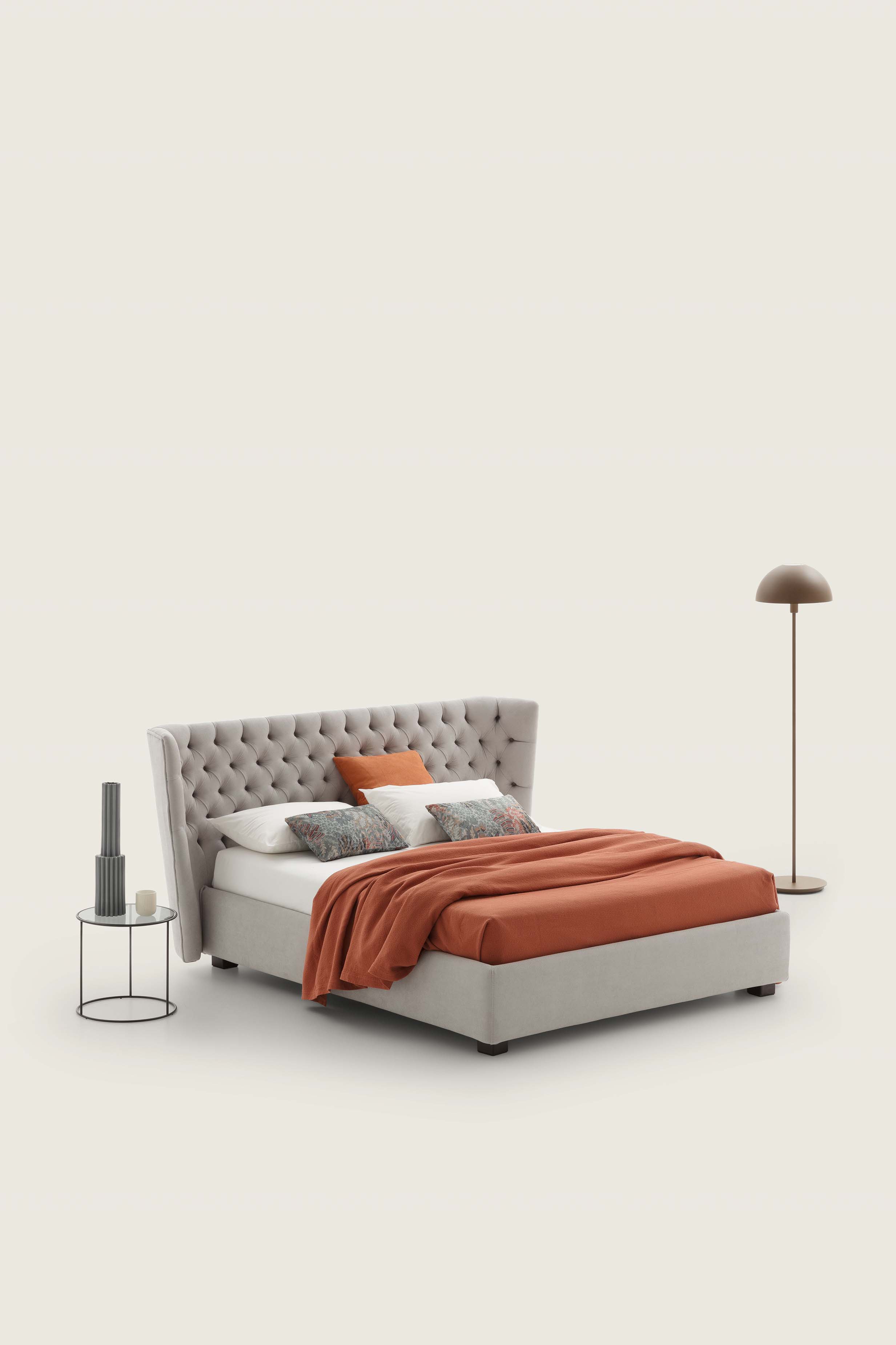 Letto classico stile Chesterfield in tessuto color grigio-crema