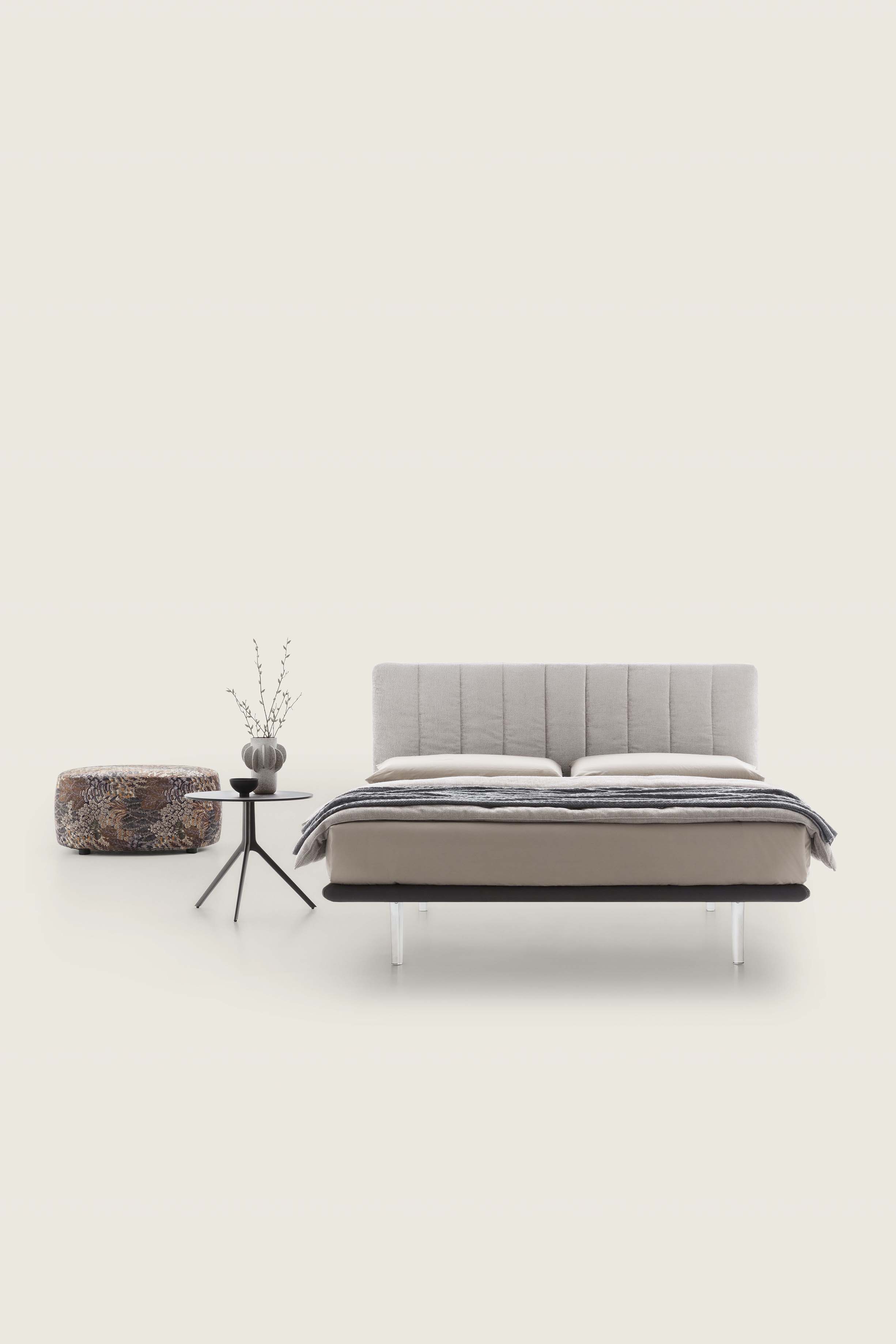 Letto color panna con piedini alti trasparenti e giroletto sottilissimo color blu notte